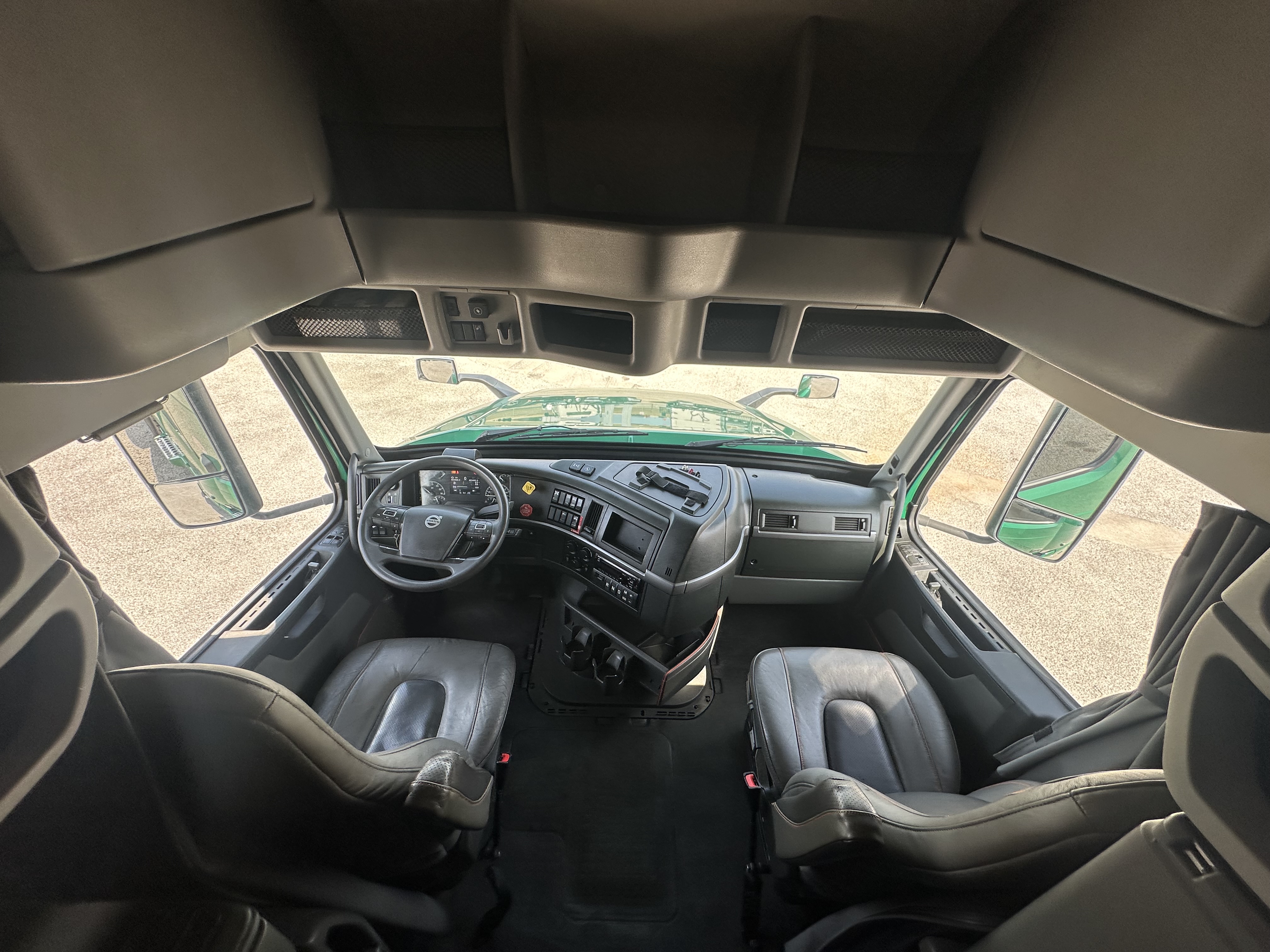 2021 Volvo - image 13