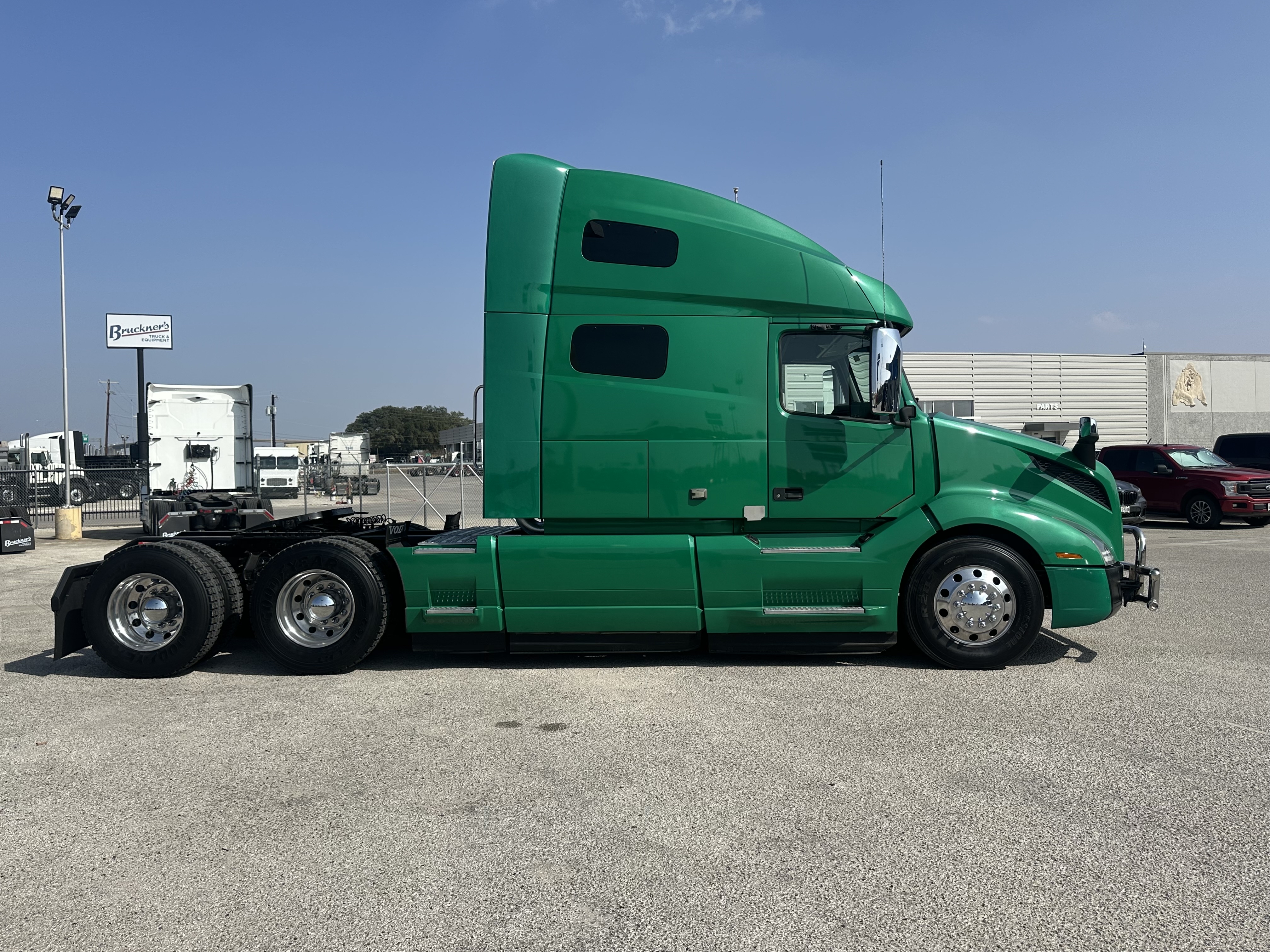 2021 Volvo - image 8