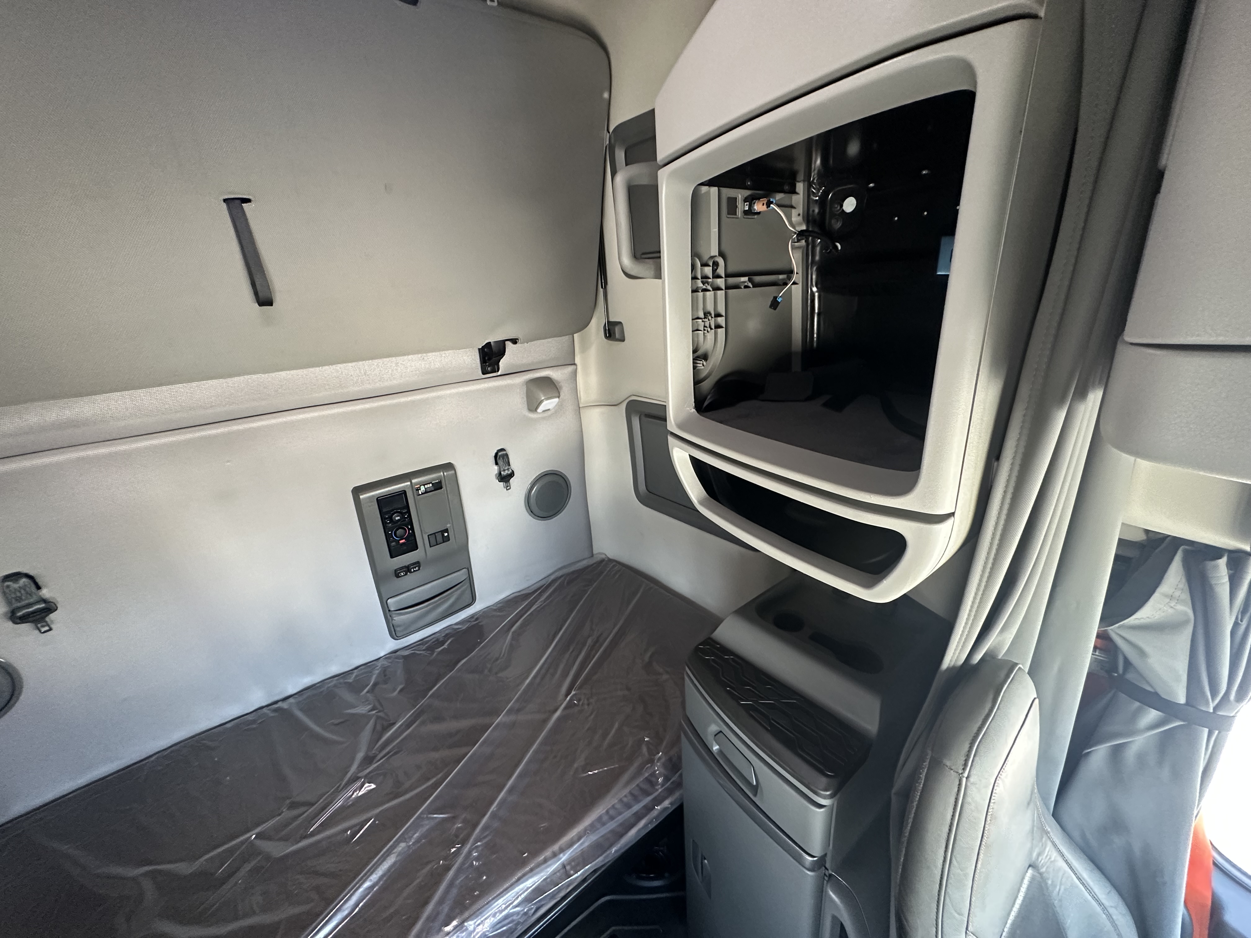 2021 Volvo - image 11