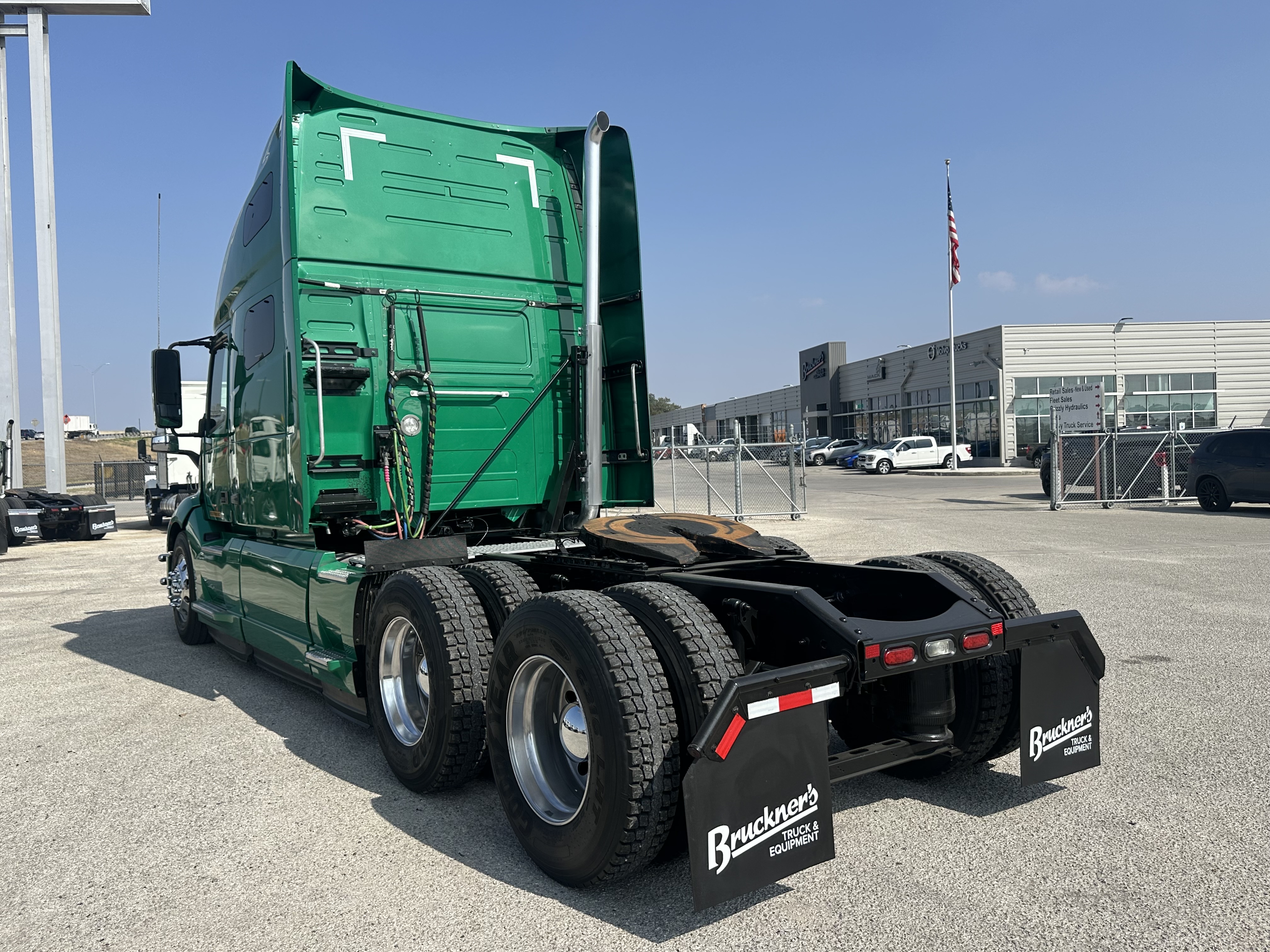 2021 Volvo - image 4