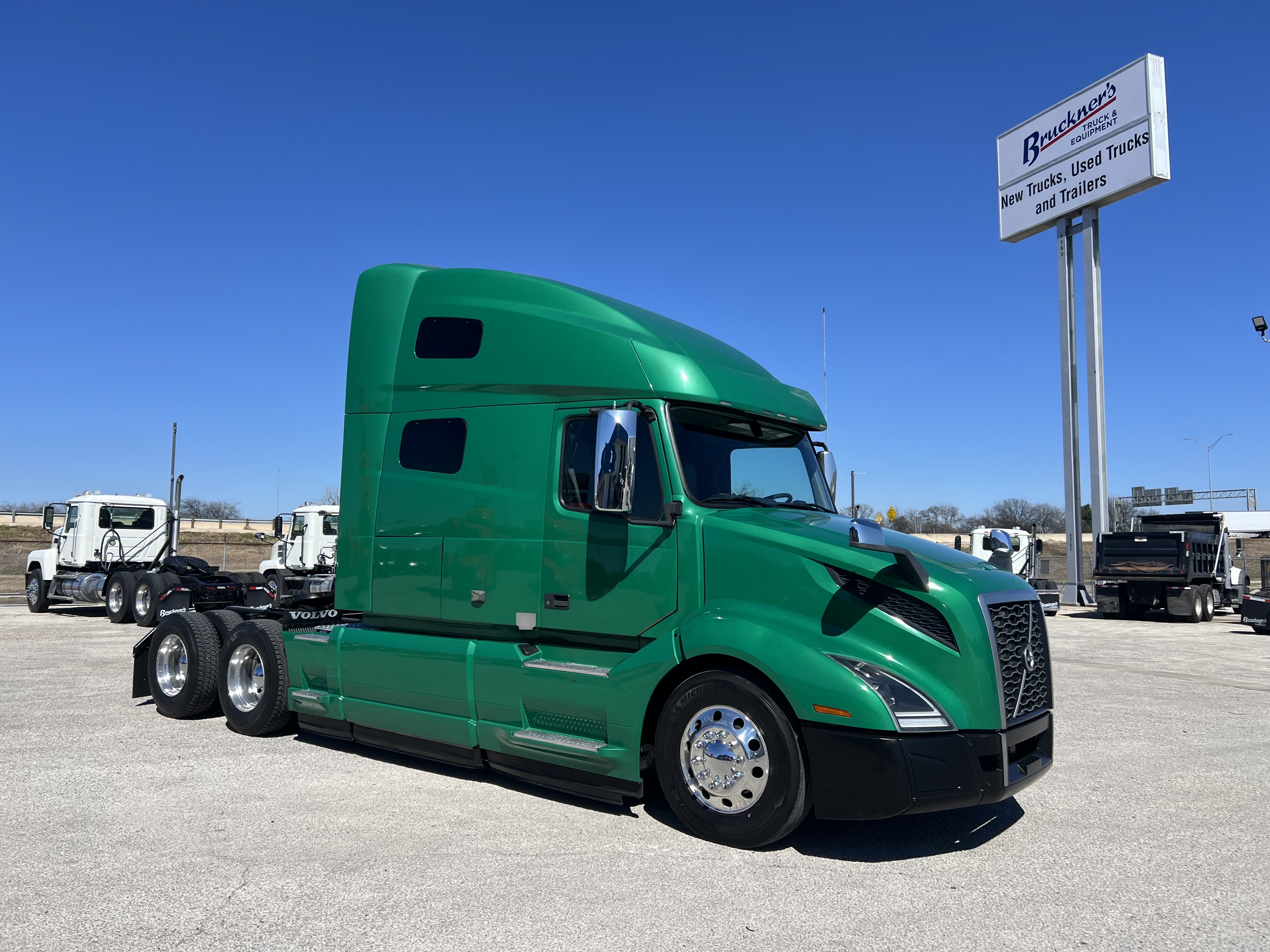 2021 Volvo - image 3