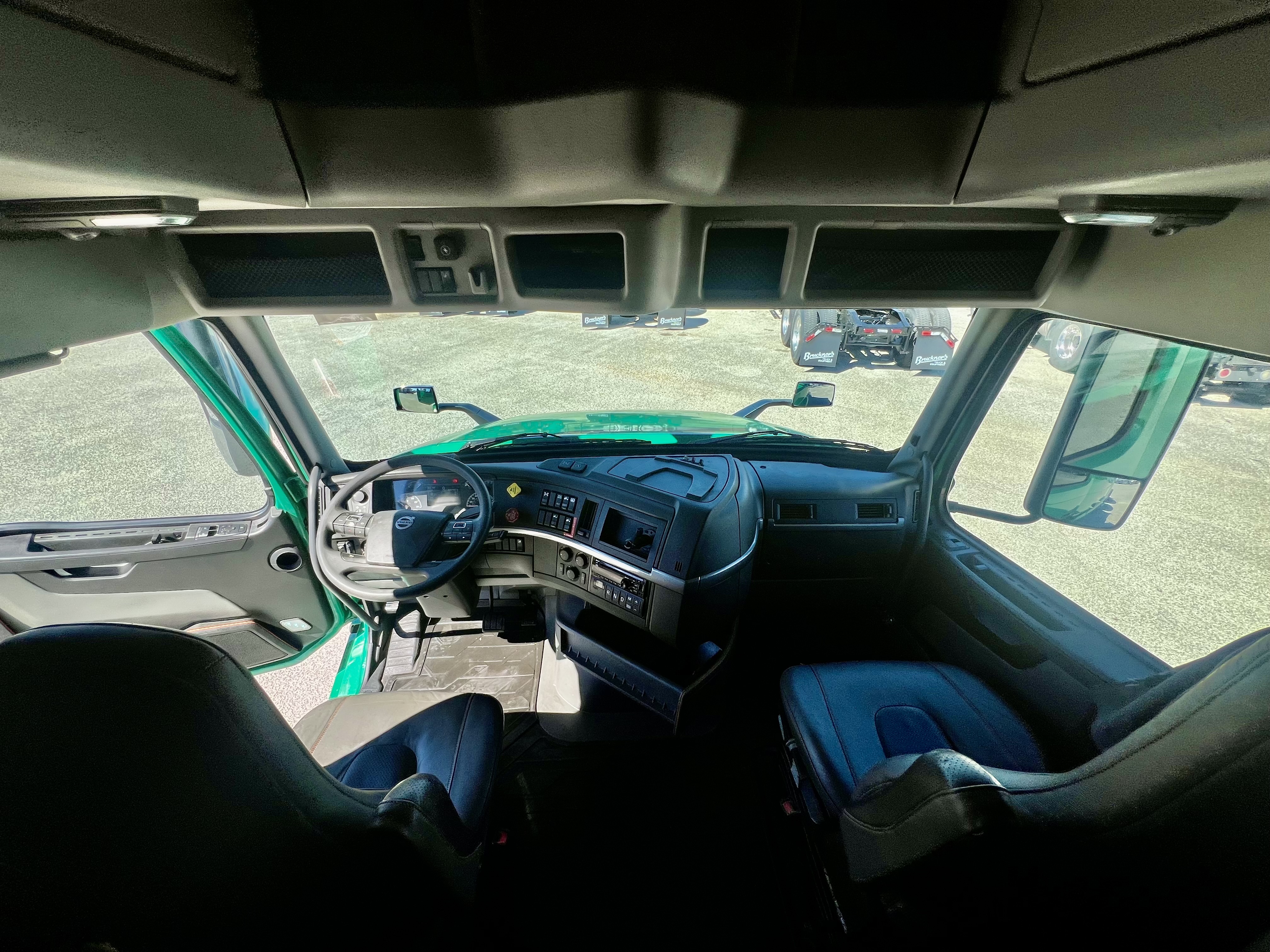 2021 Volvo - image 11