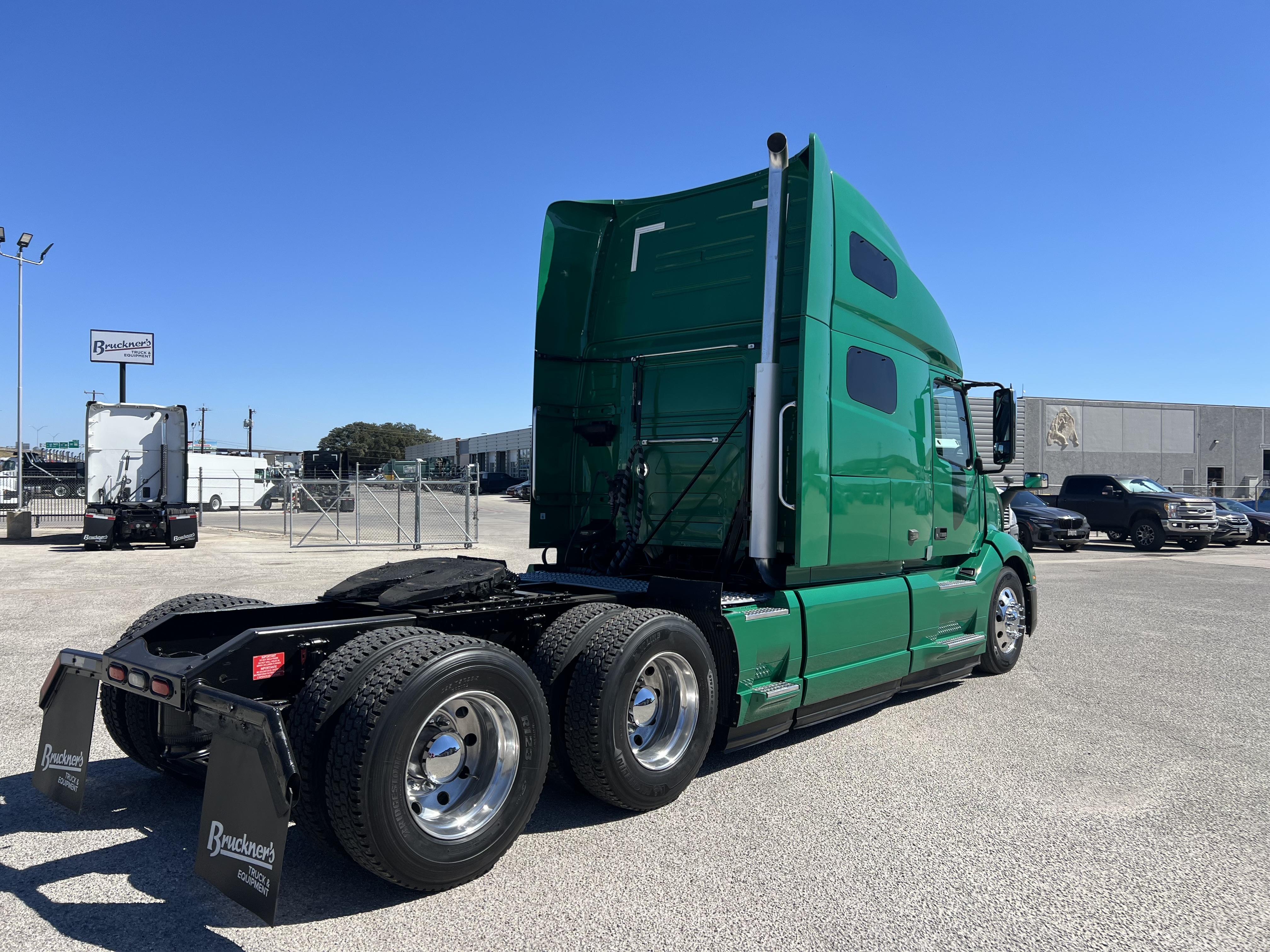 2021 Volvo - image 4