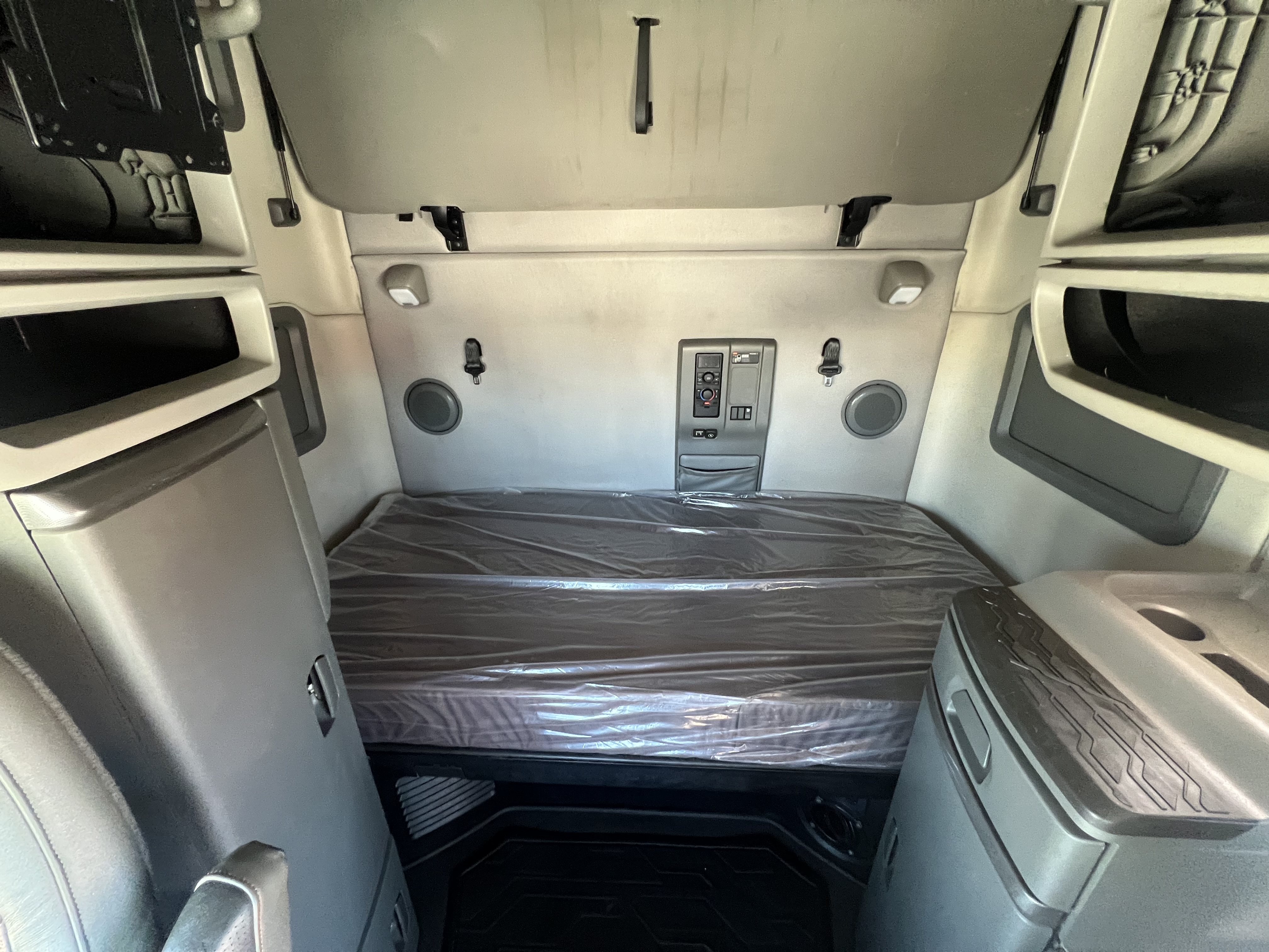 2021 Volvo - image 9