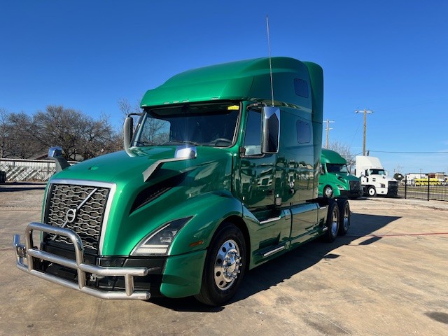 2020 Volvo - image 1