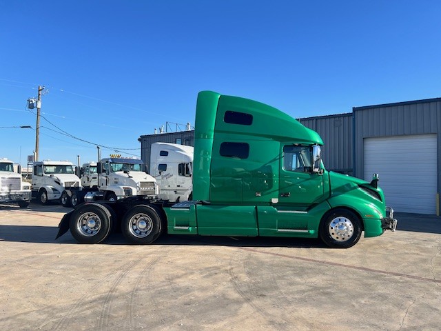 2020 Volvo - image 6