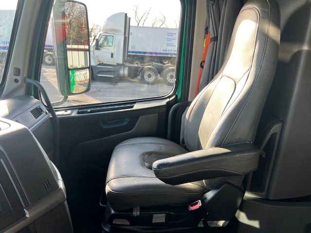 2020 Volvo - image 9