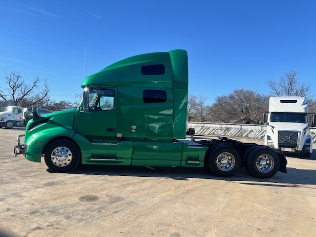 2020 Volvo - image 4