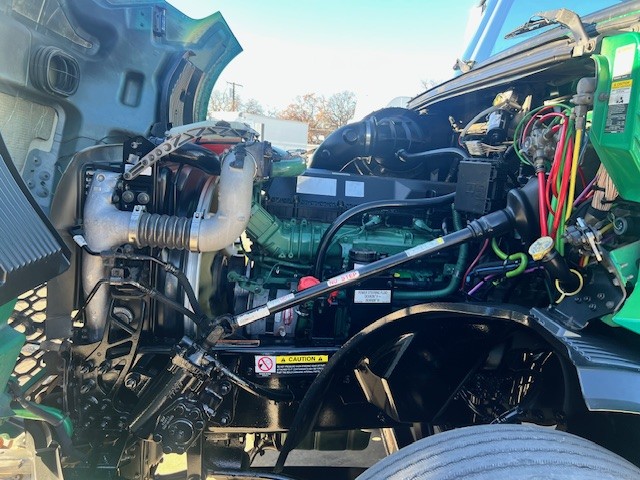 2020 Volvo - image 21