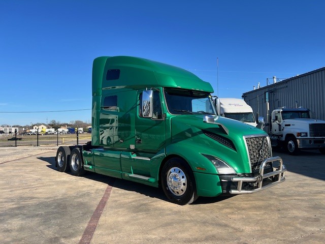 2020 Volvo - image 3