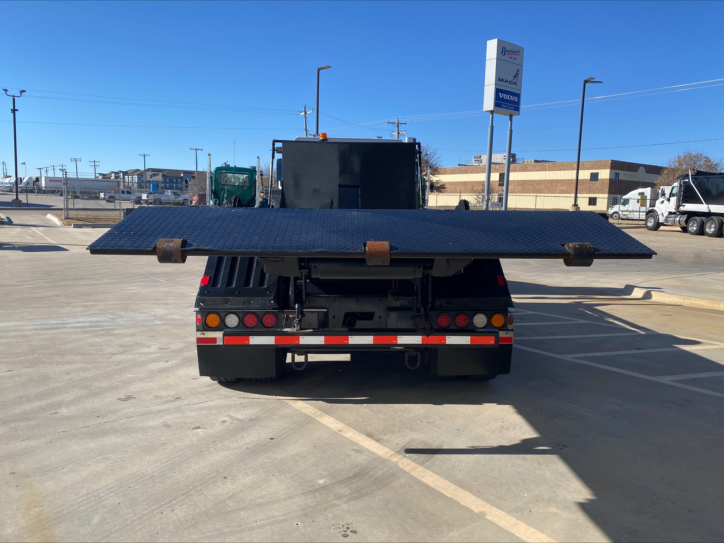 2023 Volvo VHD 300 - image 12