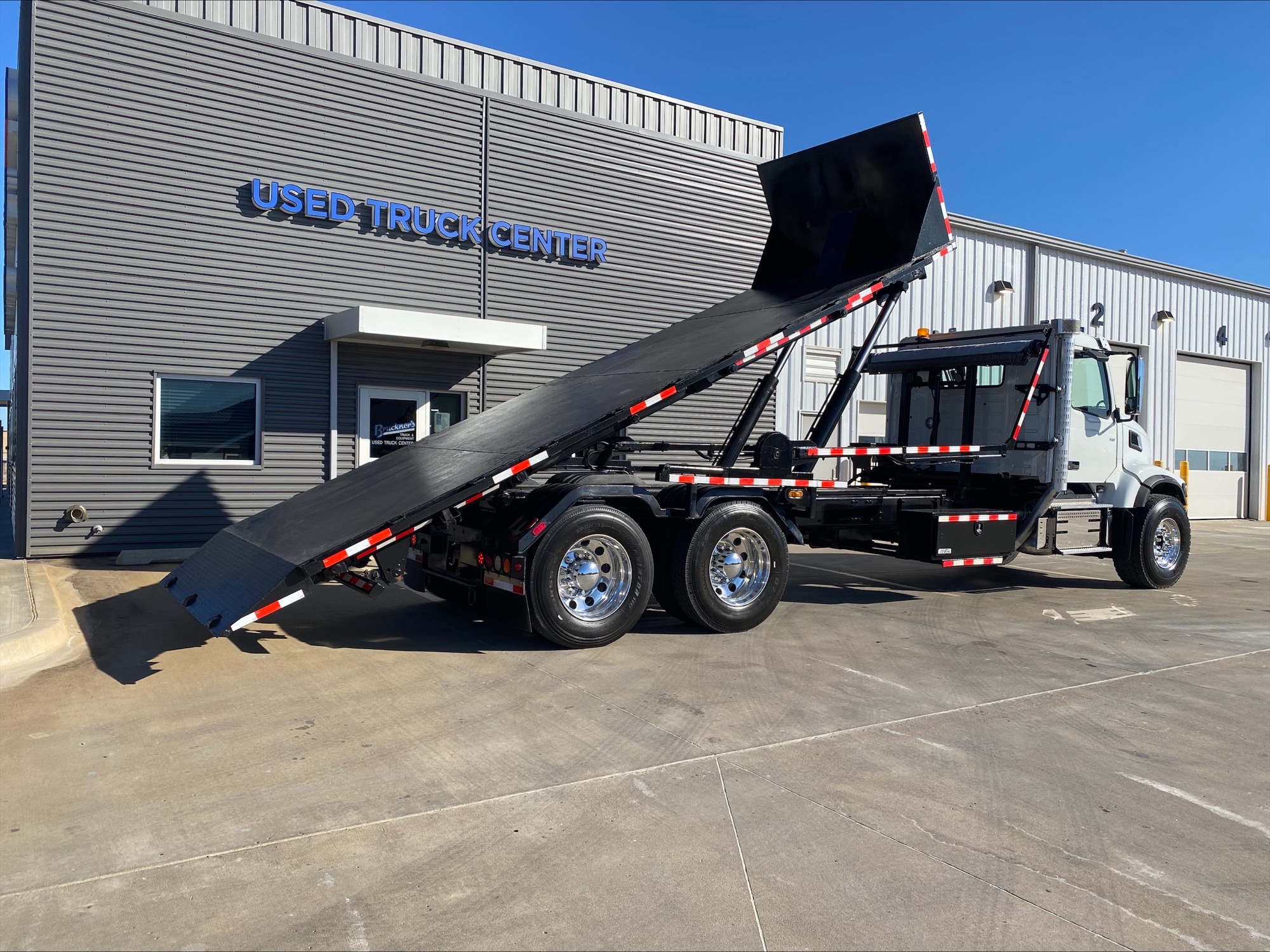 2023 Volvo VHD 300 - image 11