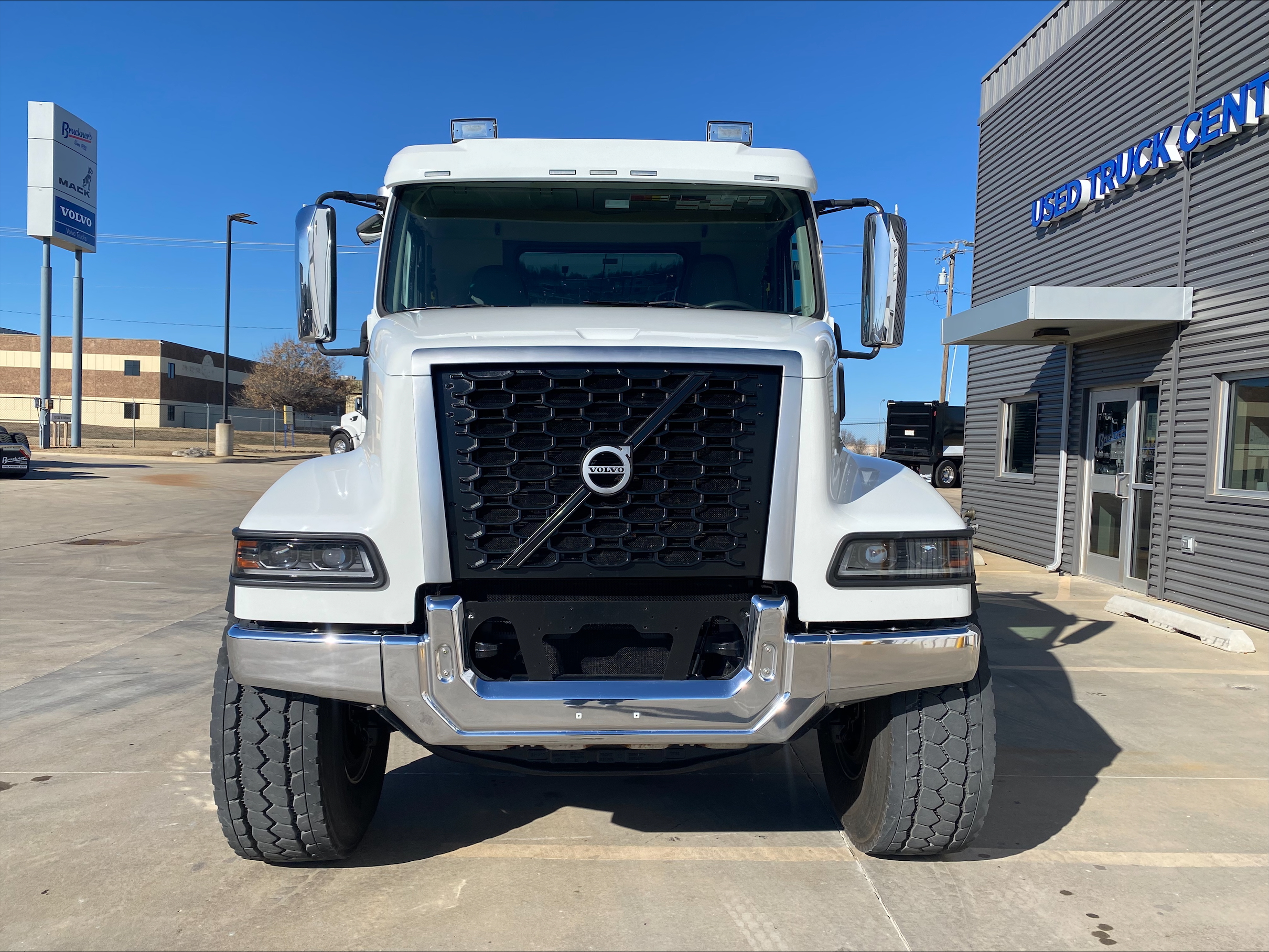 2023 Volvo VHD 300 - image 3