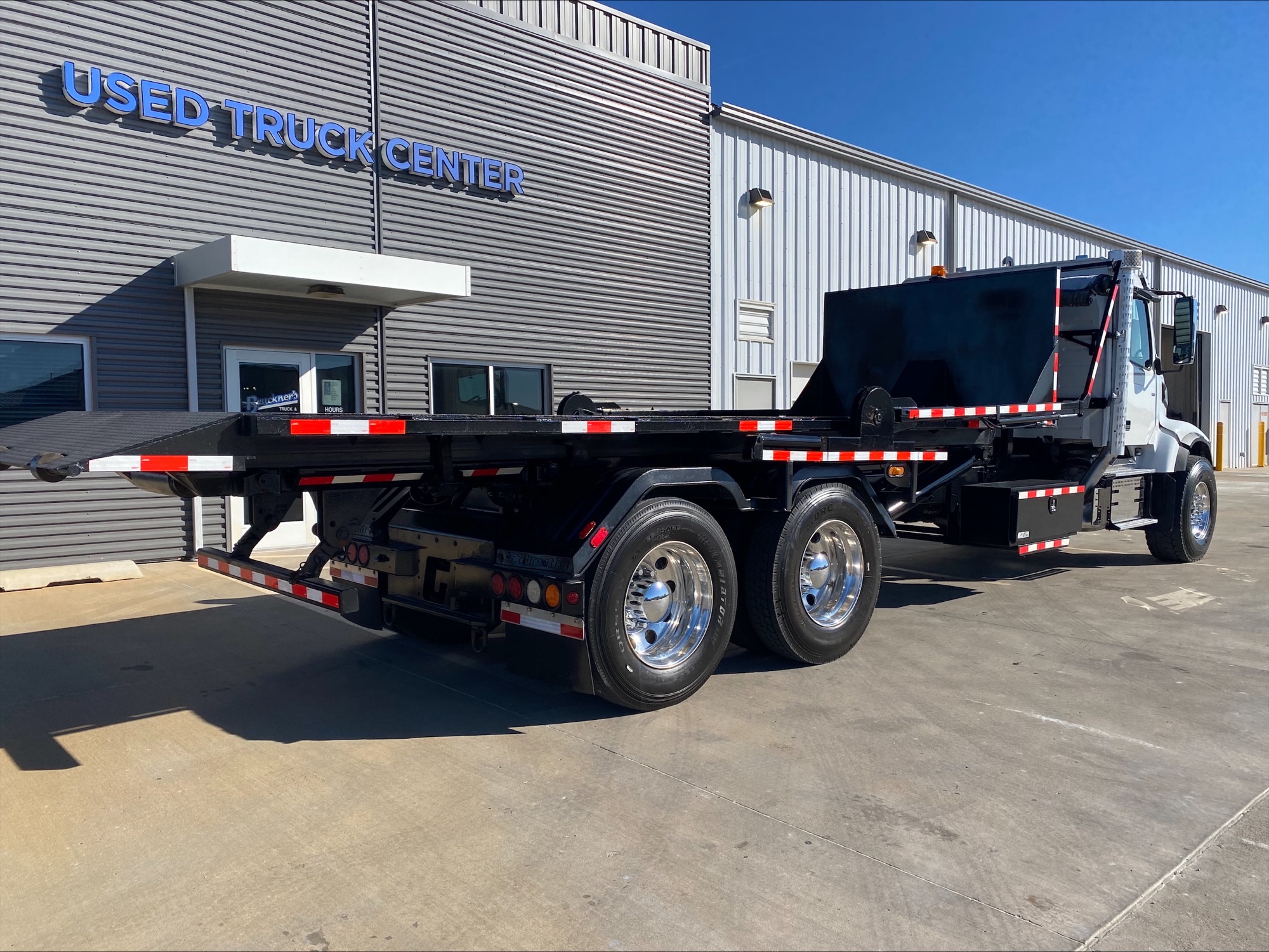 2023 Volvo VHD 300 - image 10