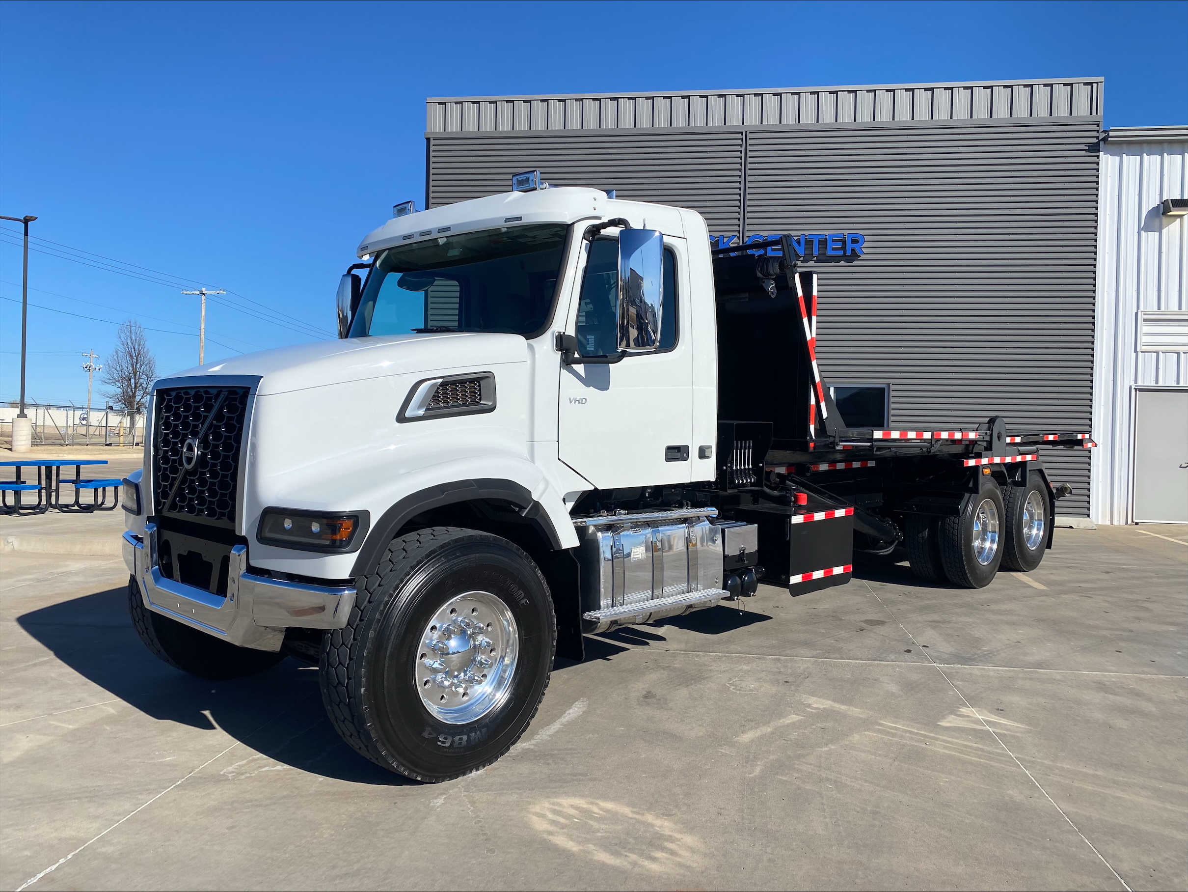 2023 Volvo VHD 300 - image 2