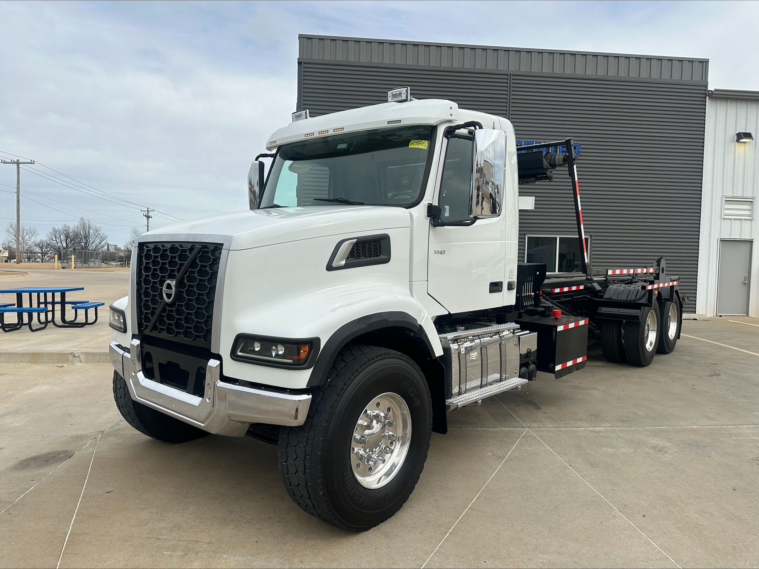 2023 Volvo VHD 300 - image 1