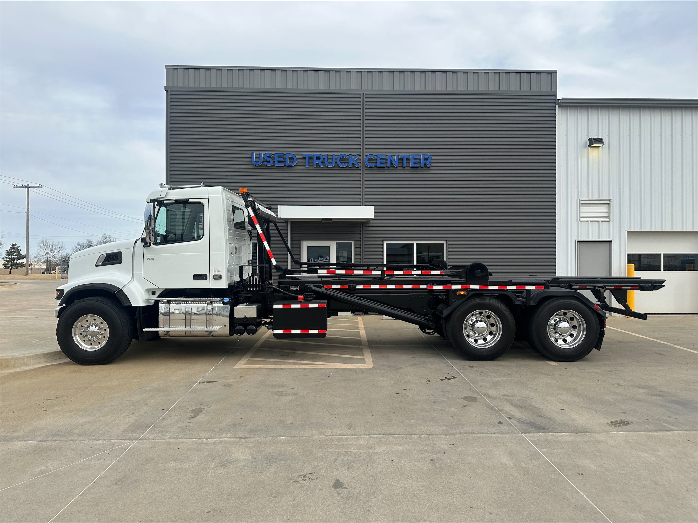 2023 Volvo VHD 300 - image 15