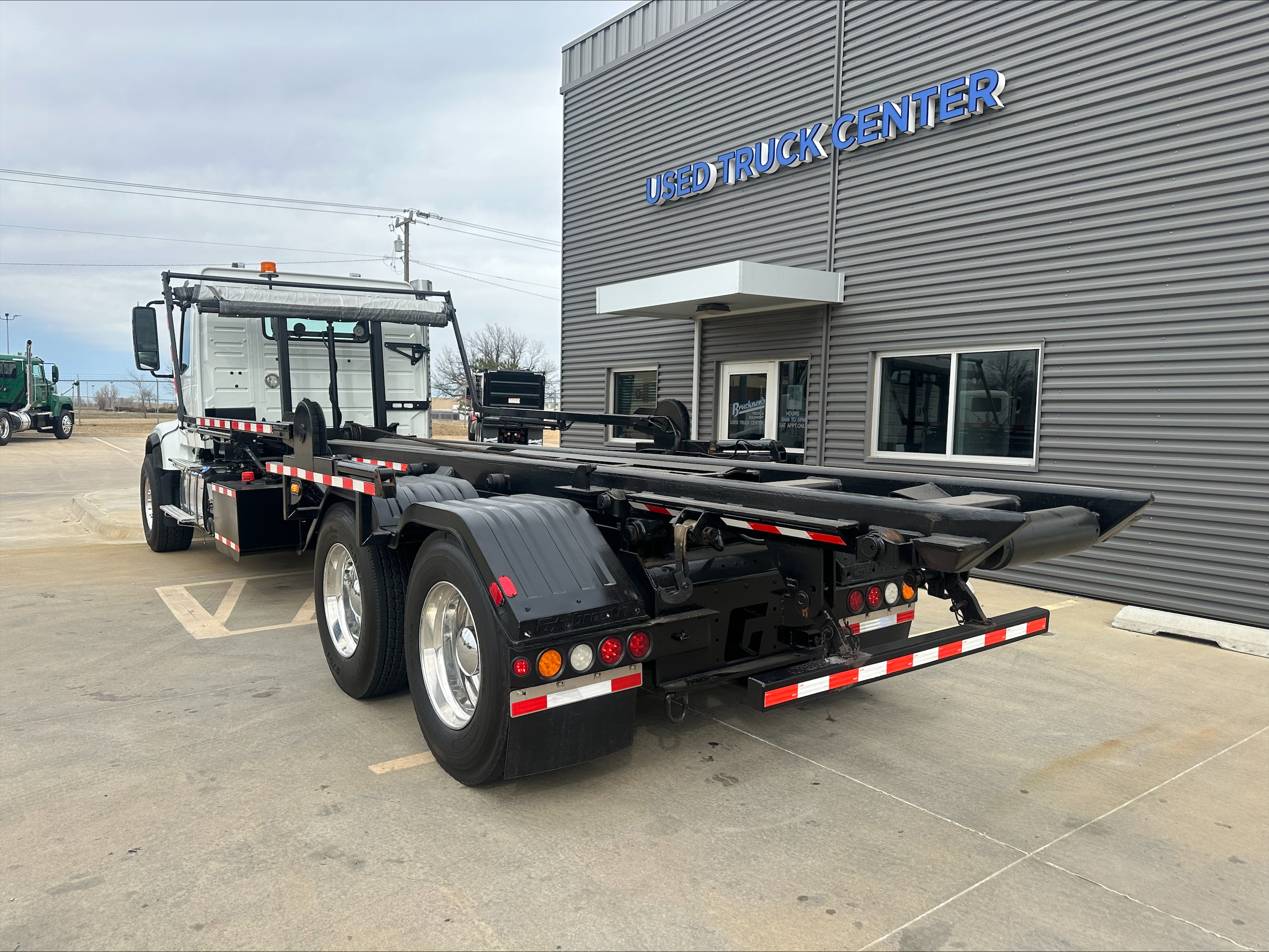 2023 Volvo VHD 300 - image 13