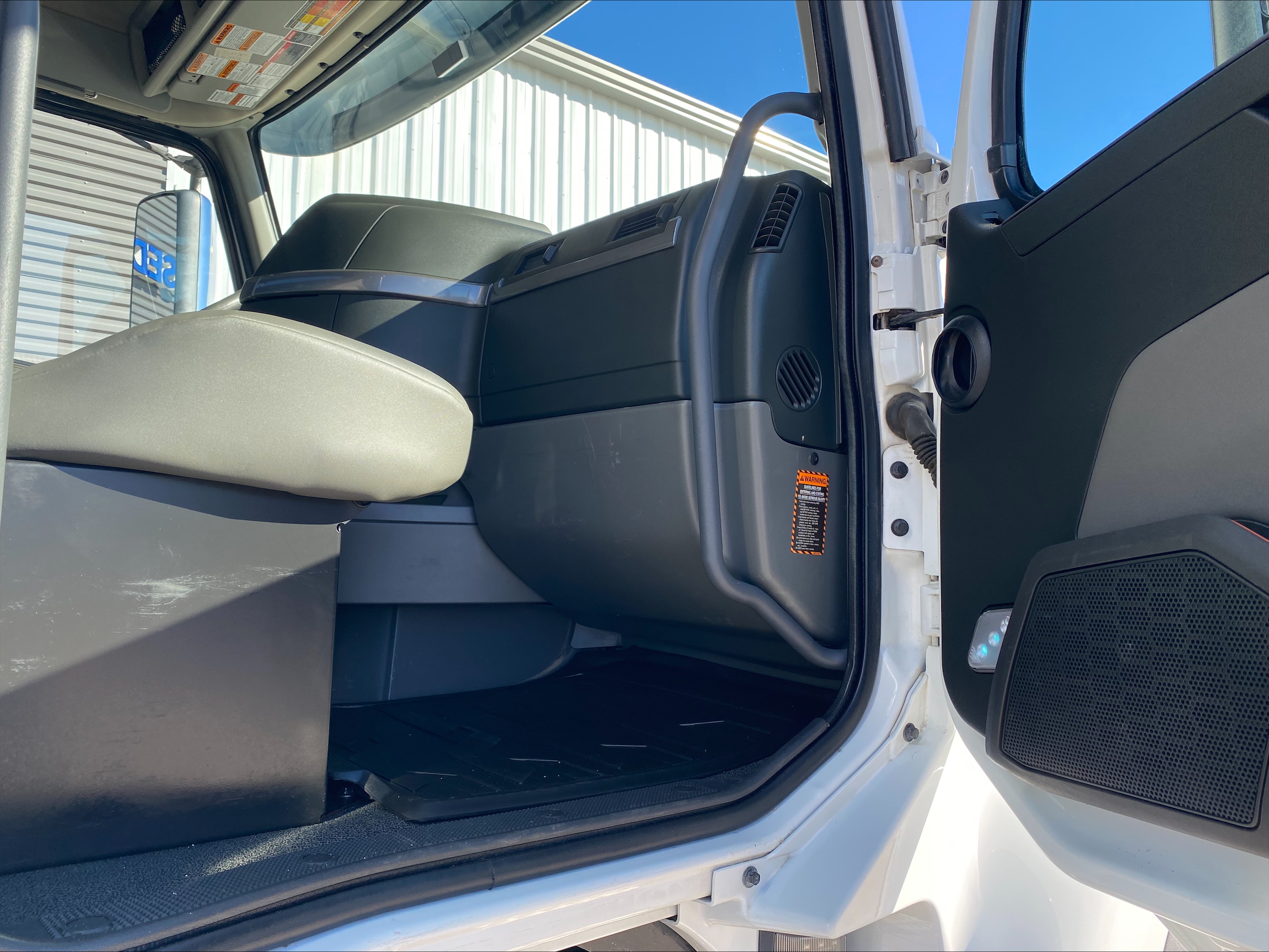 2023 Volvo VHD 300 - image 24