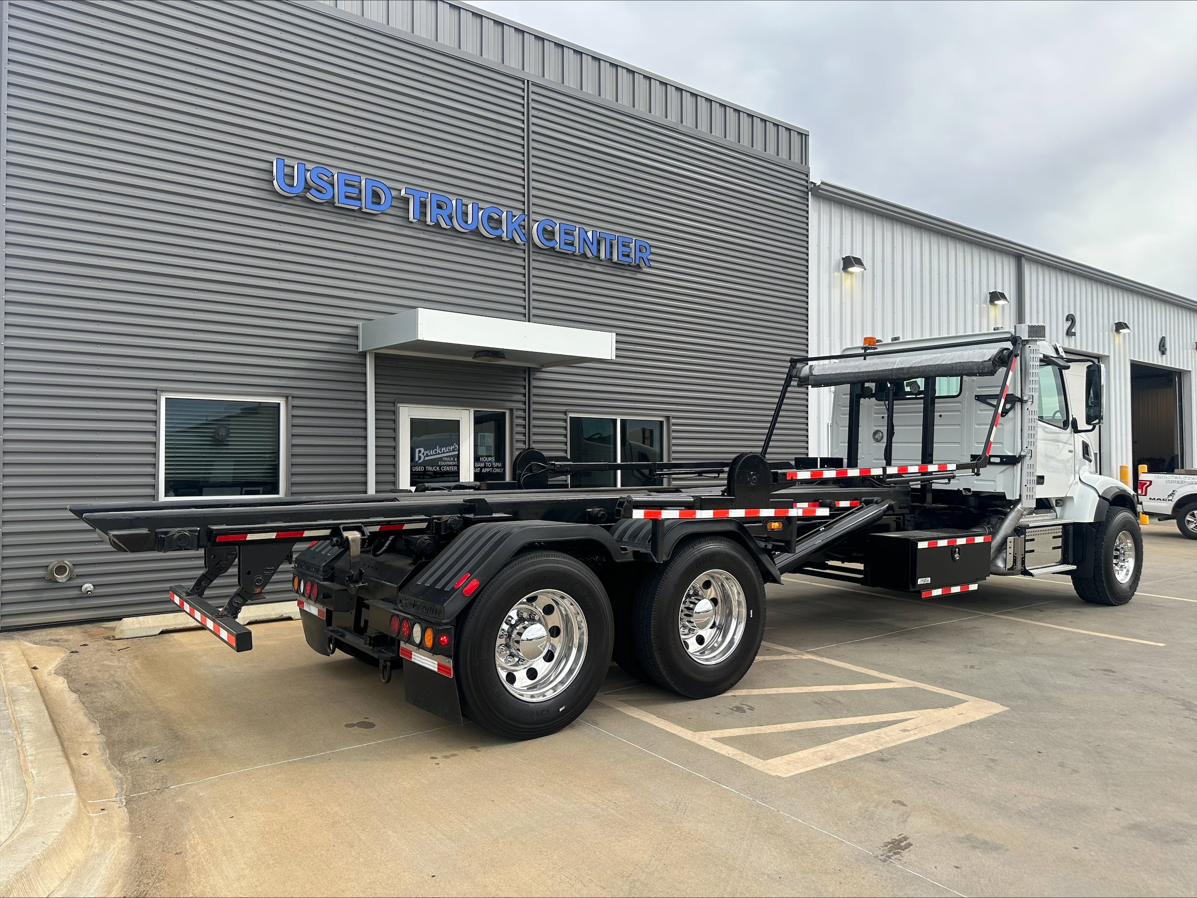 2023 Volvo VHD 300 - image 9