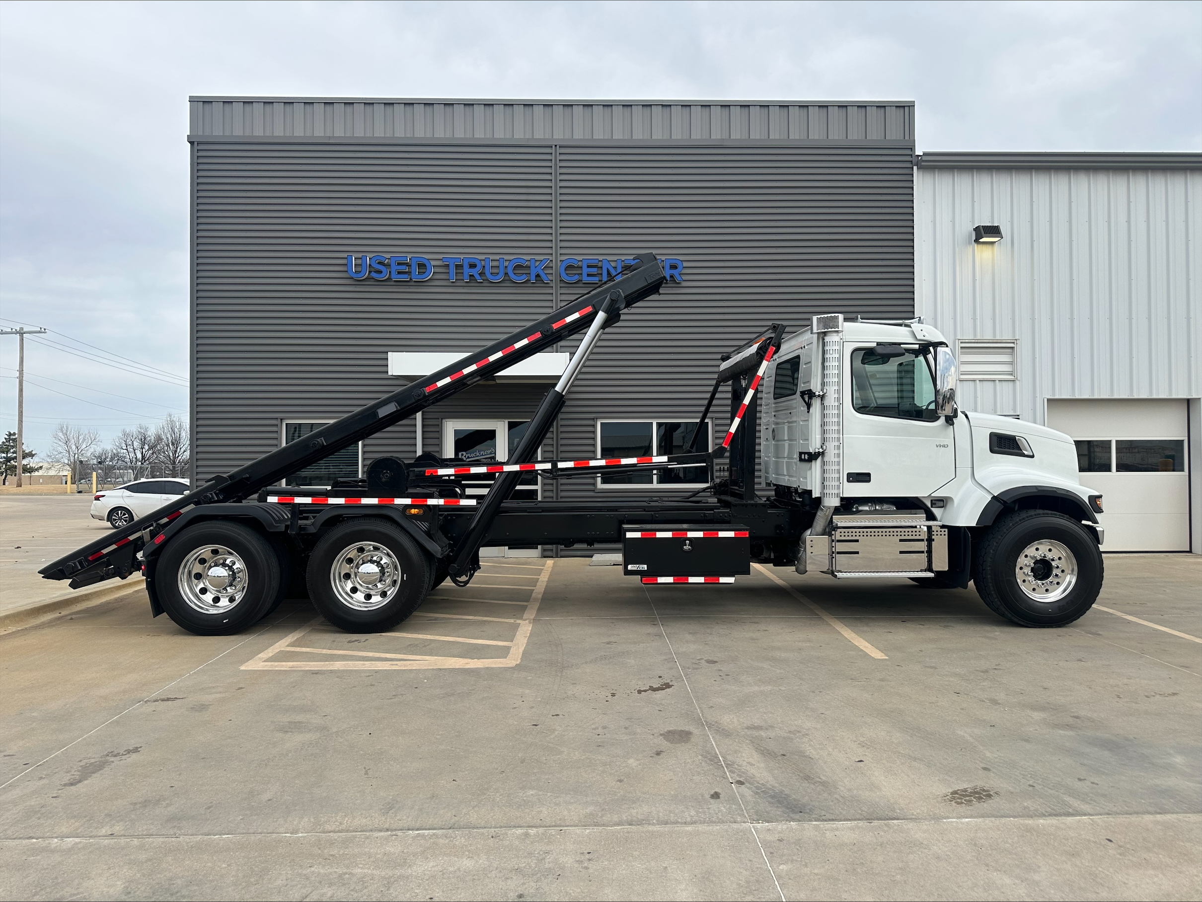 2023 Volvo VHD 300 - image 8