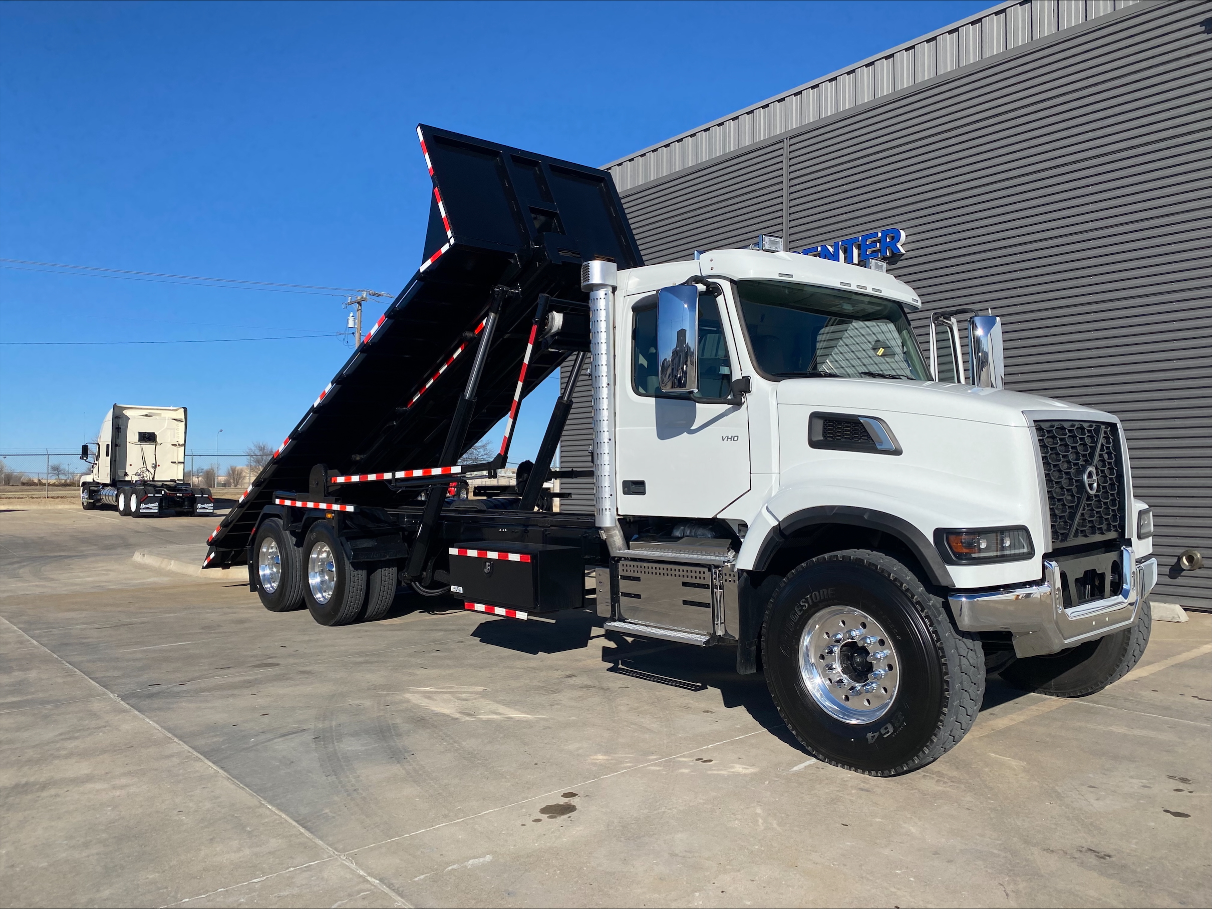 2023 Volvo VHD 300 - image 5