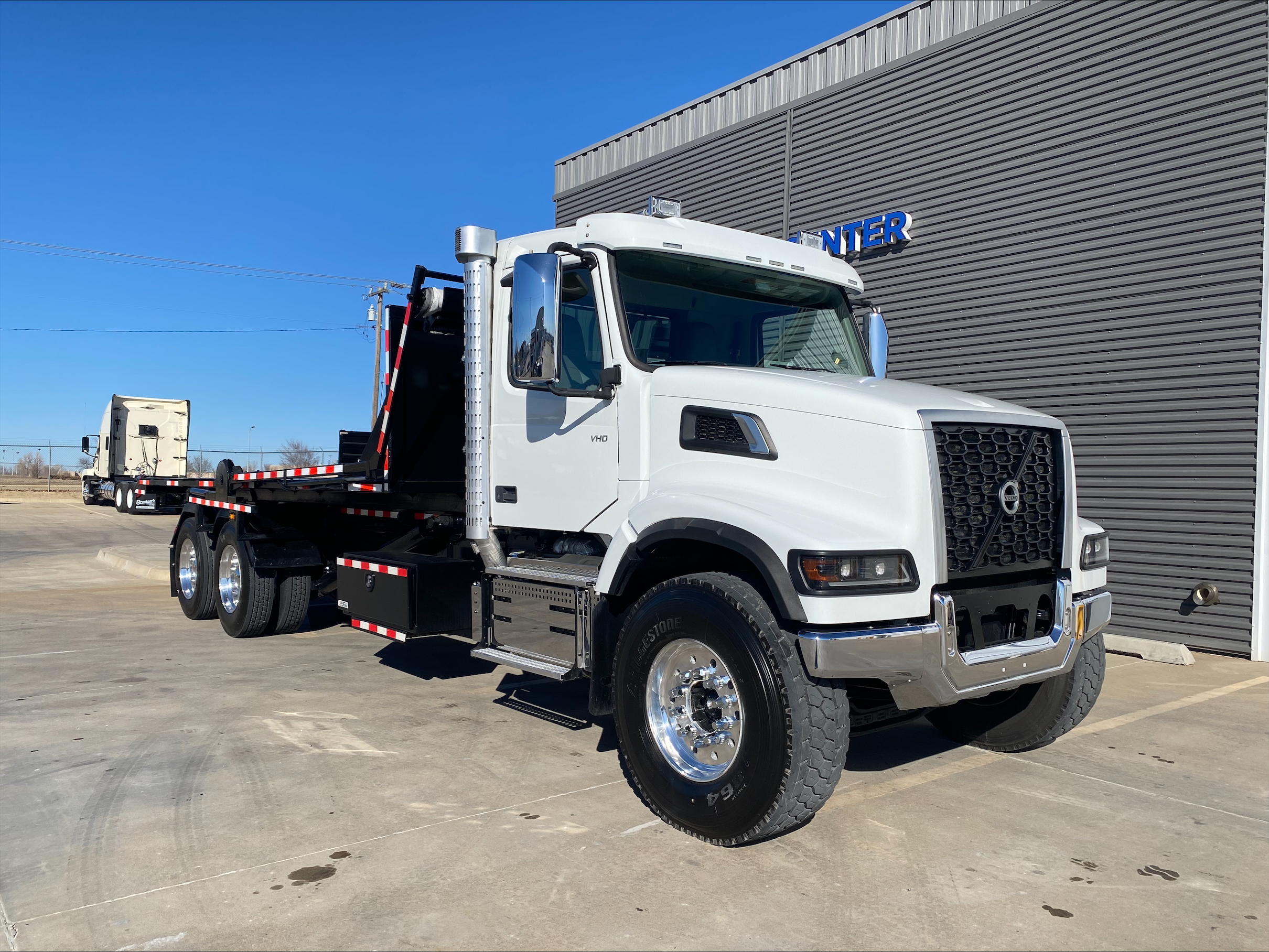 2023 Volvo VHD 300 - image 4