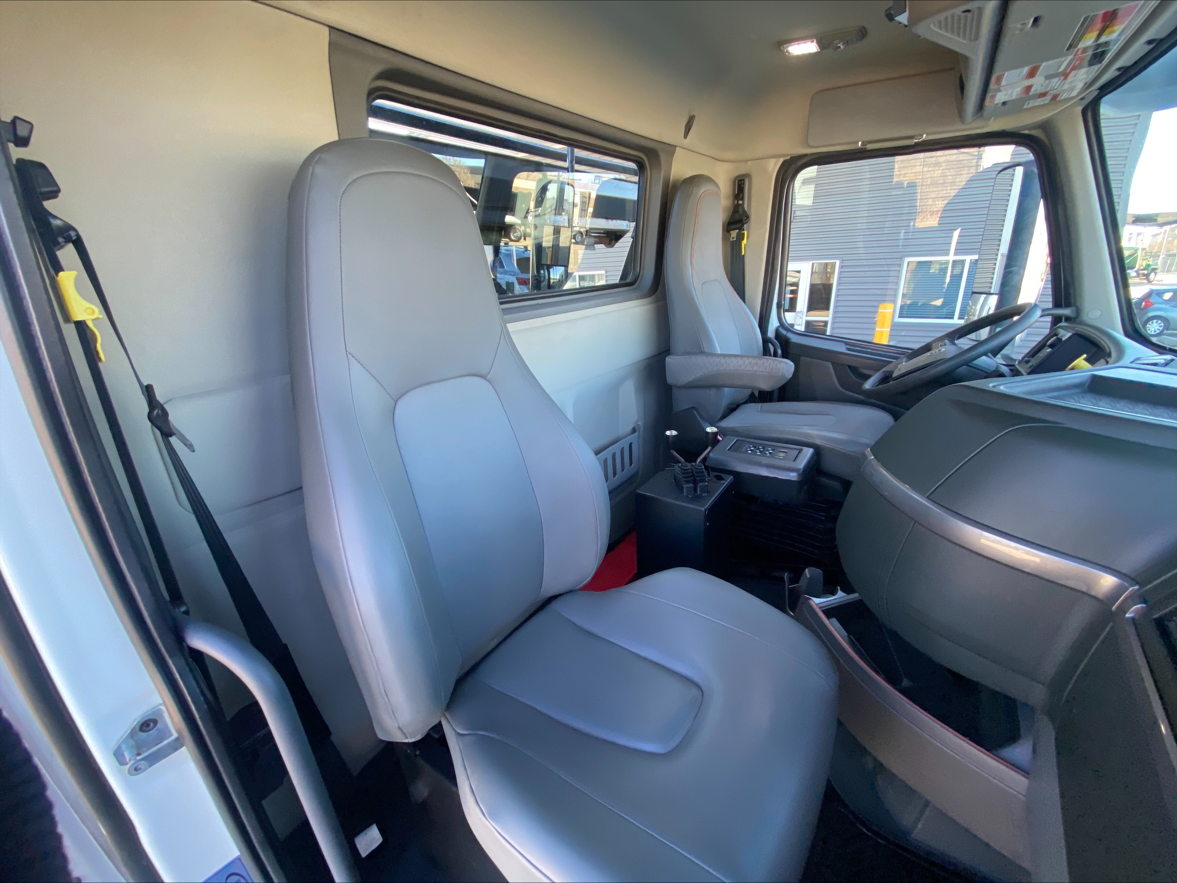 2023 Volvo VHD 300 - image 23