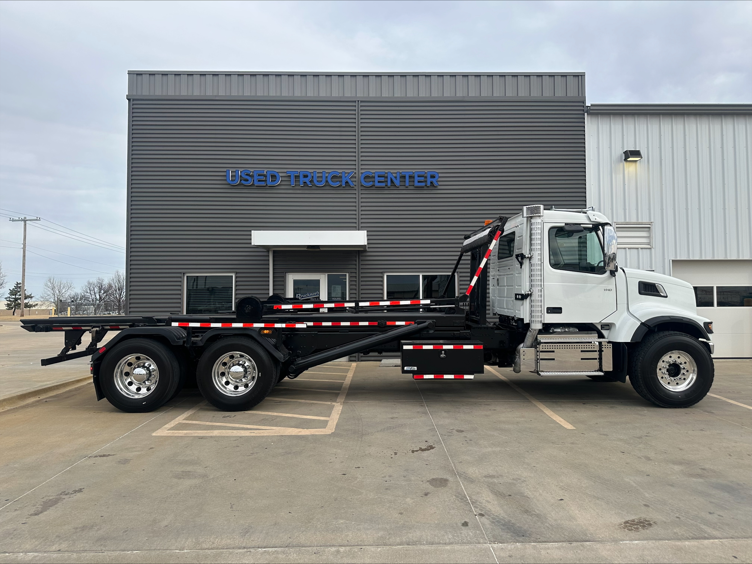 2023 Volvo VHD 300 - image 7
