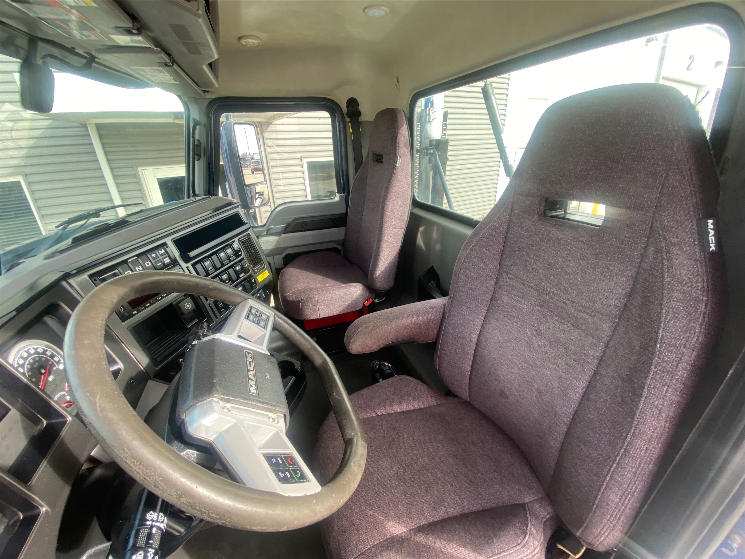 2022 Mack Anthem - image 13