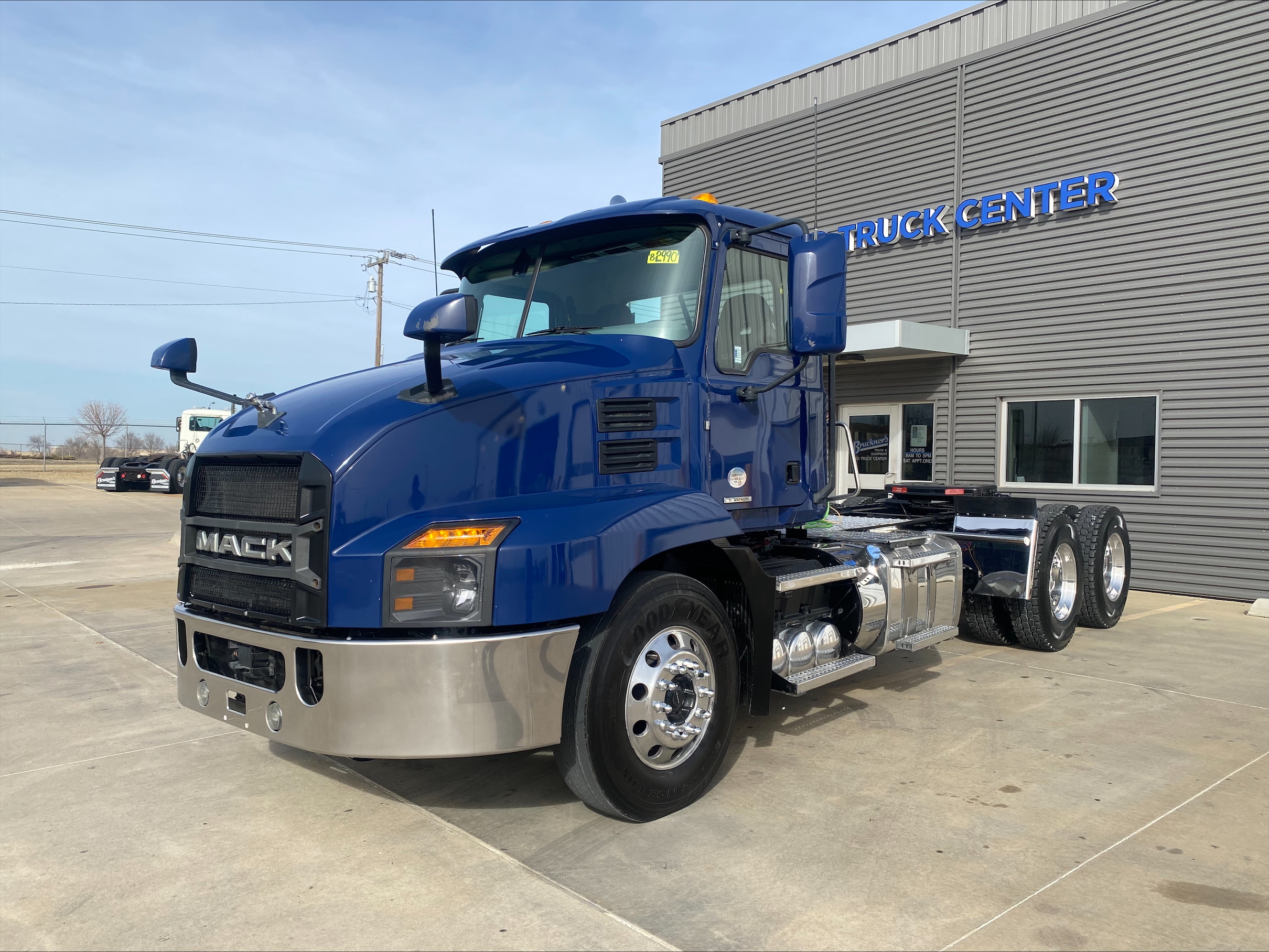 2022 Mack Anthem - image 1