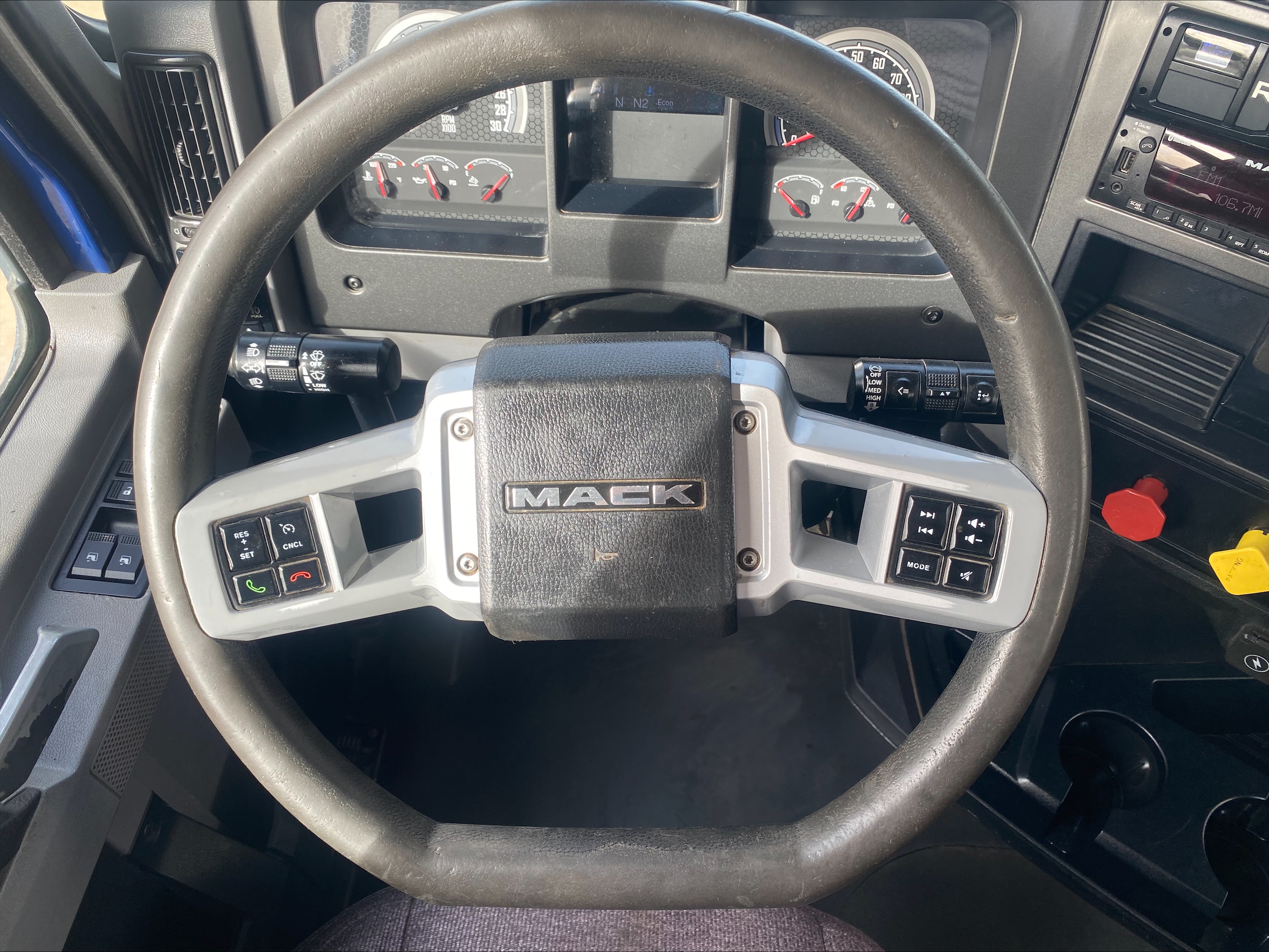 2022 Mack Anthem - image 17