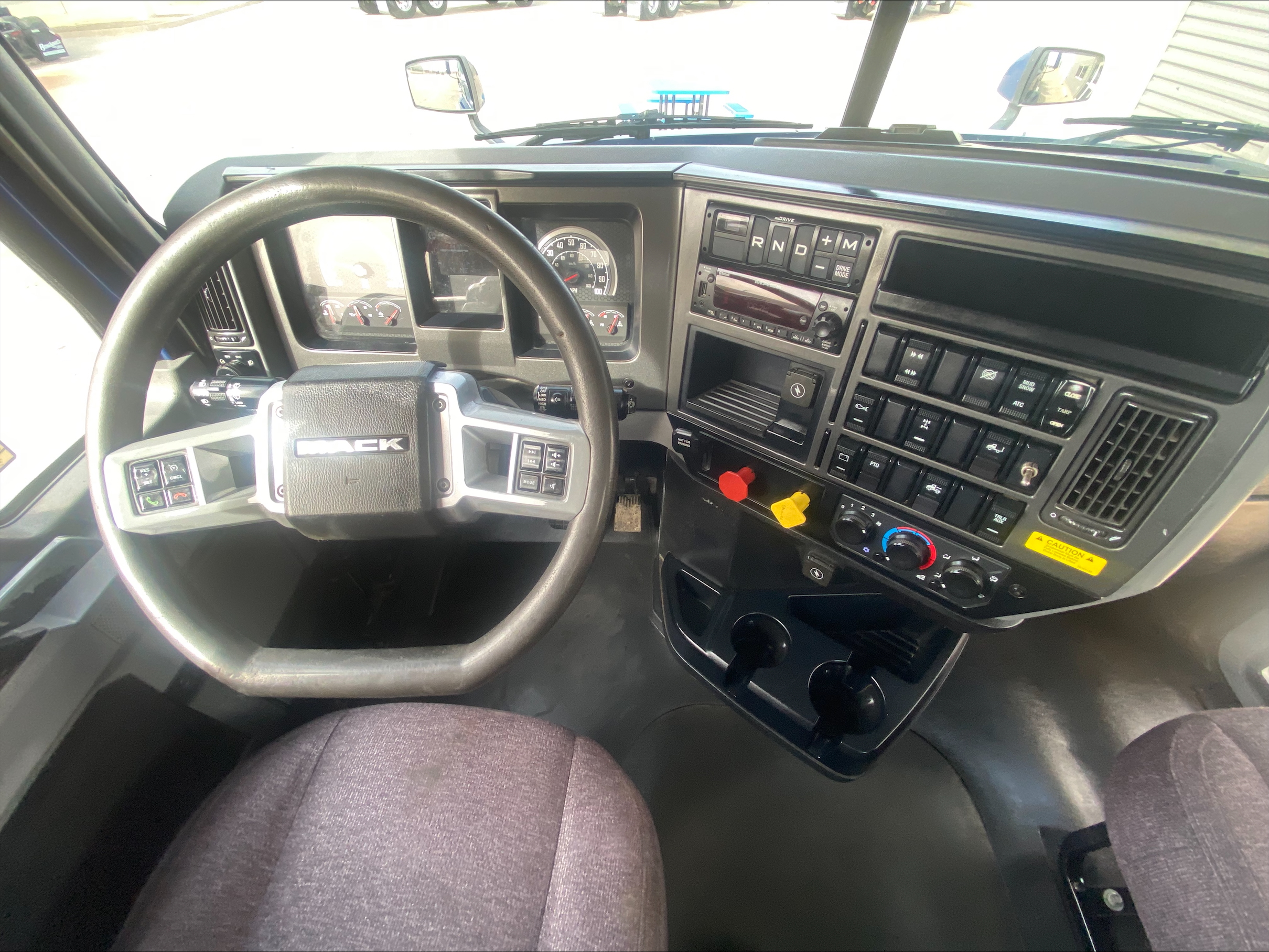 2022 Mack Anthem - image 19