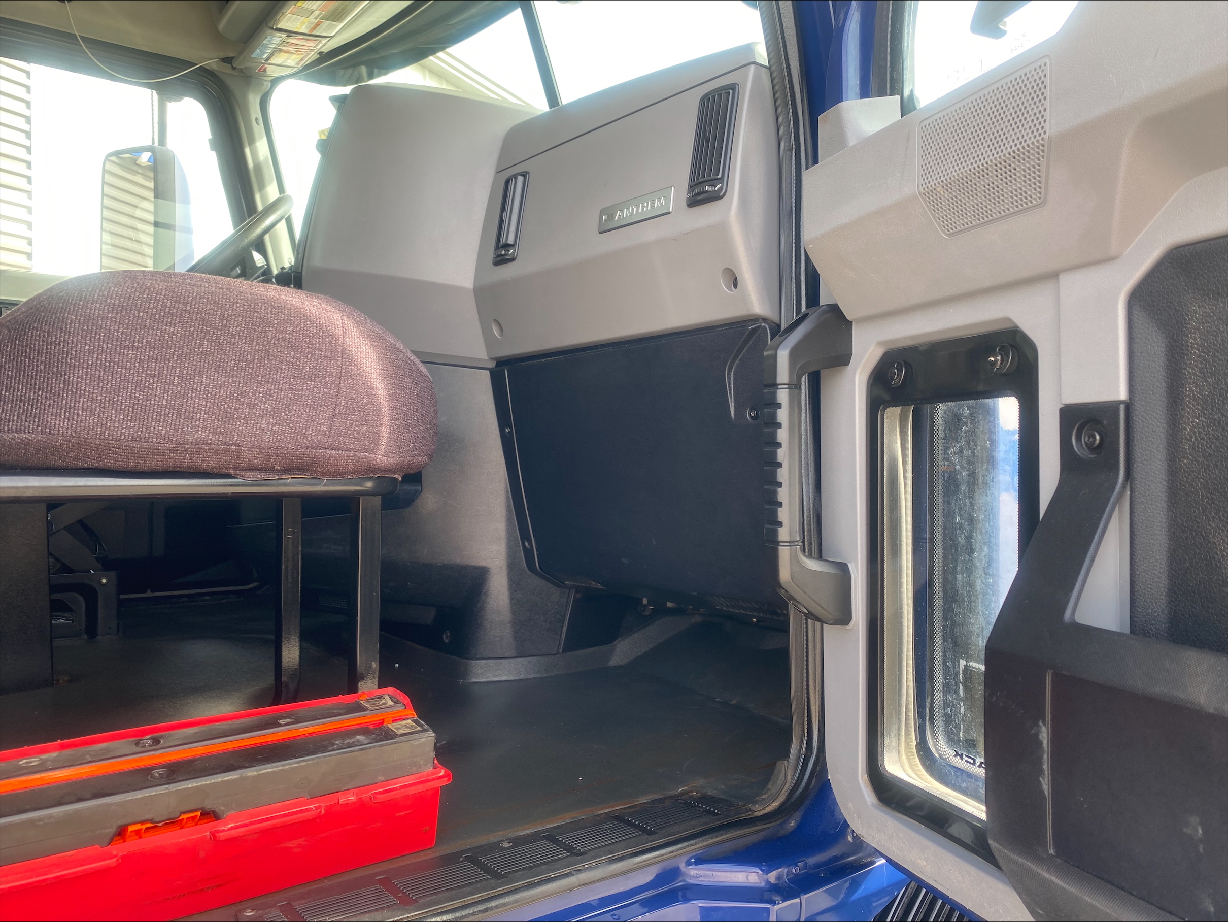 2022 Mack Anthem - image 14