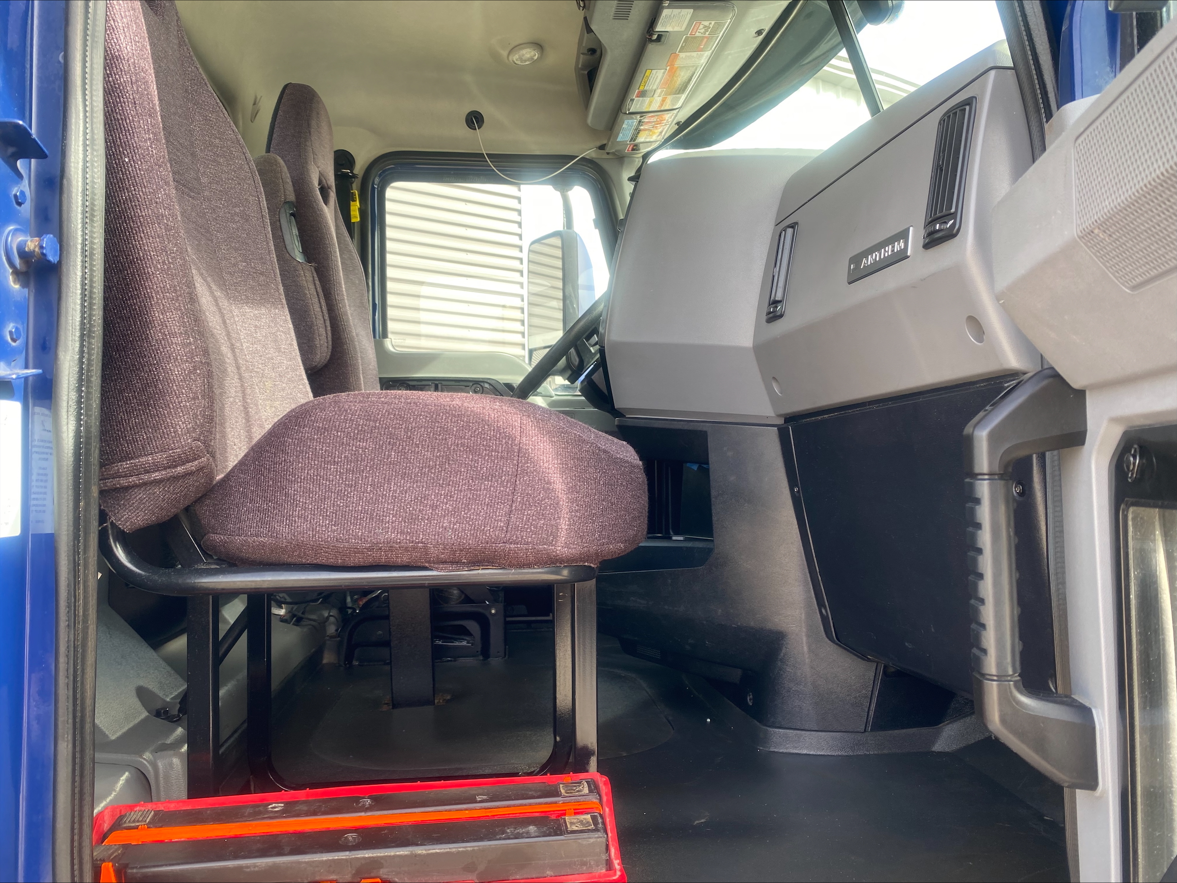 2022 Mack Anthem - image 15