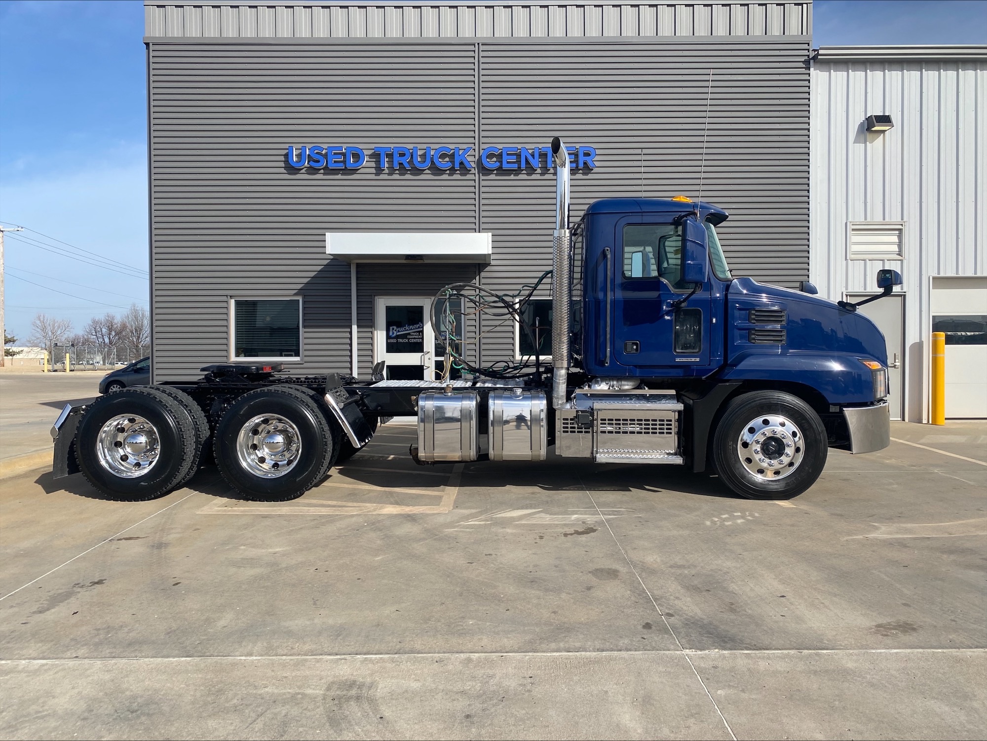 2022 Mack Anthem - image 4