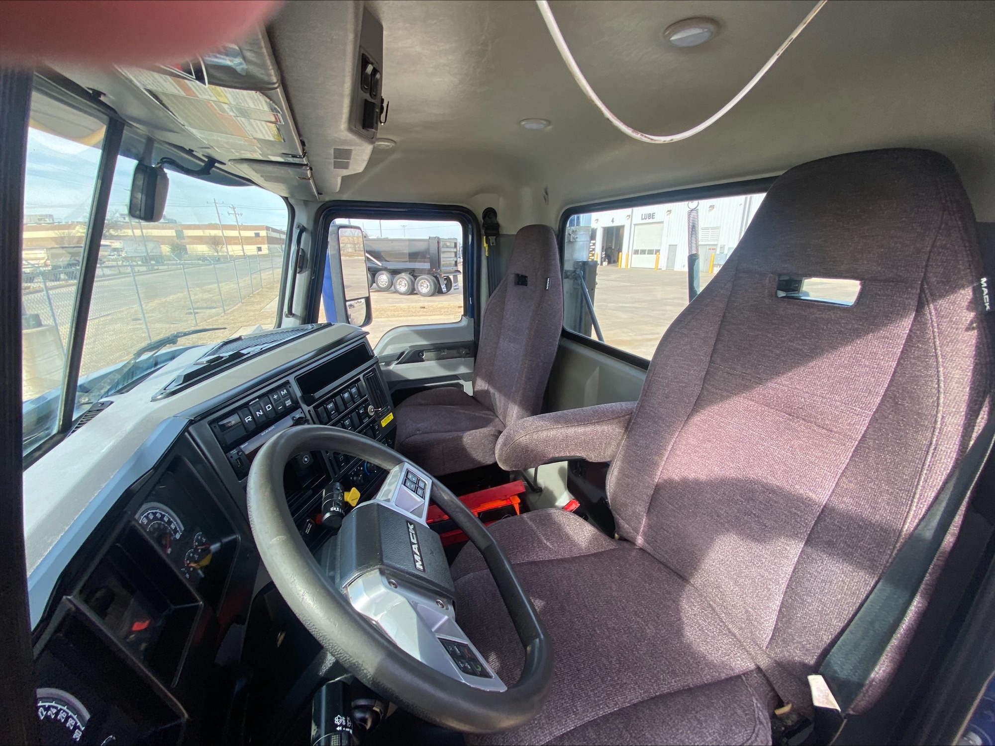 2022 Mack Anthem - image 13