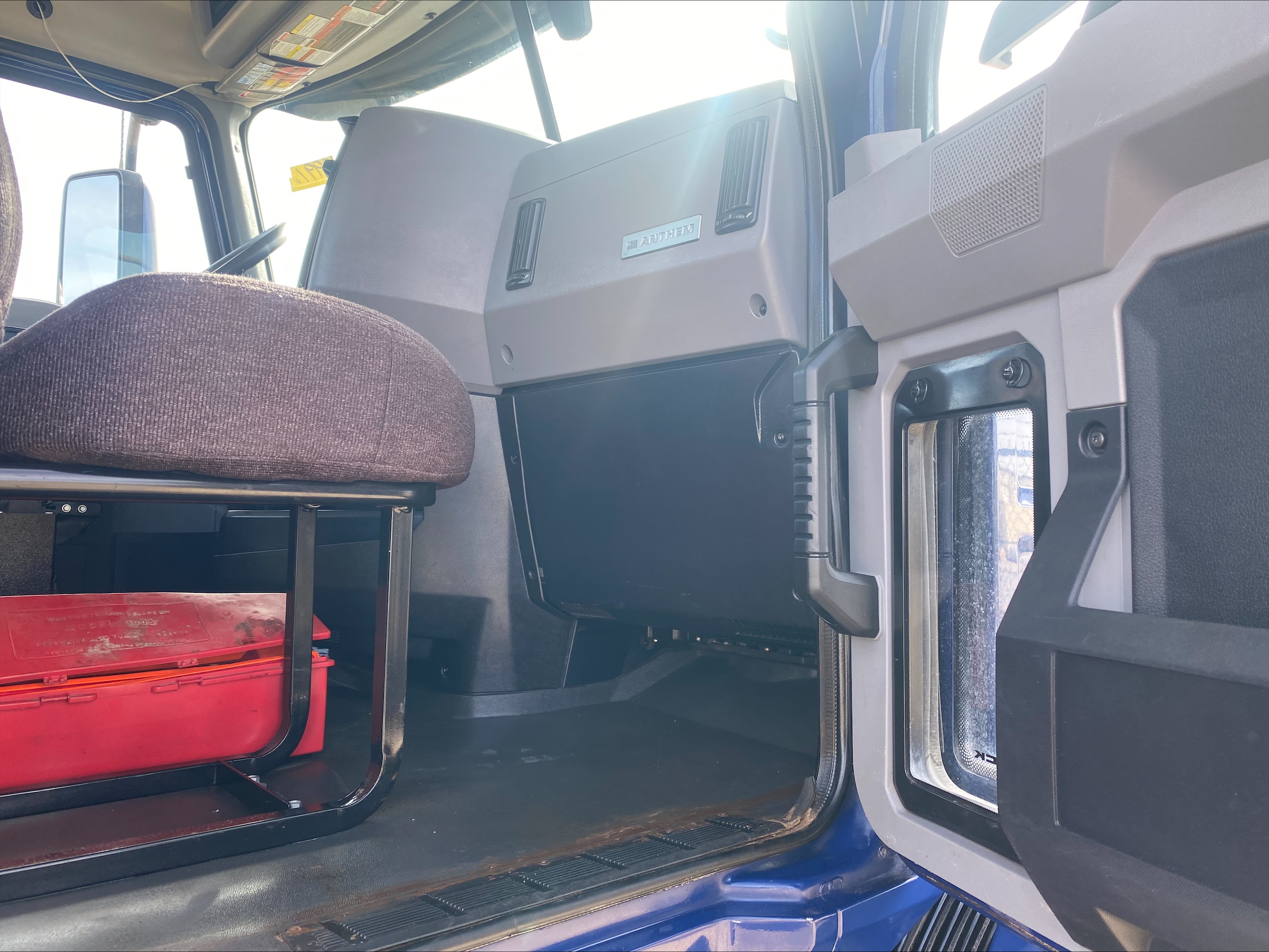 2022 Mack Anthem - image 14