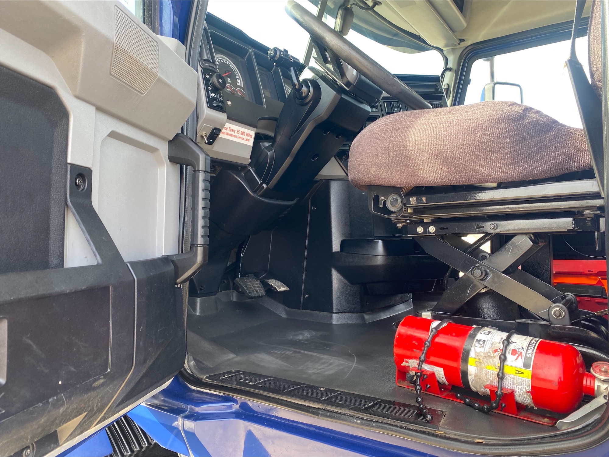 2022 Mack Anthem - image 11