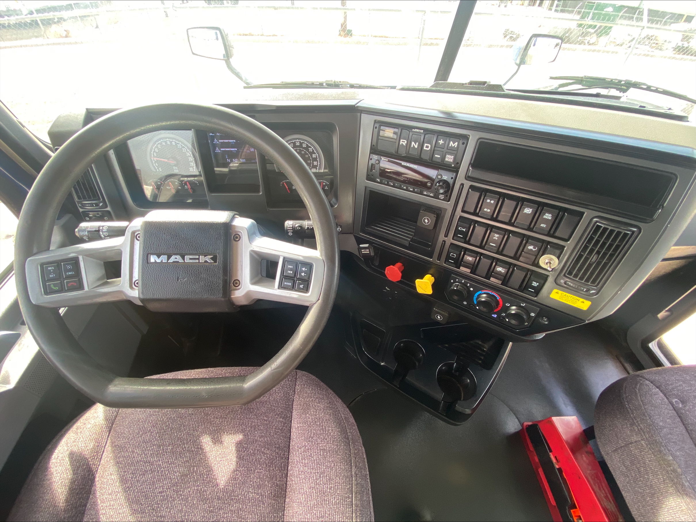 2022 Mack Anthem - image 18
