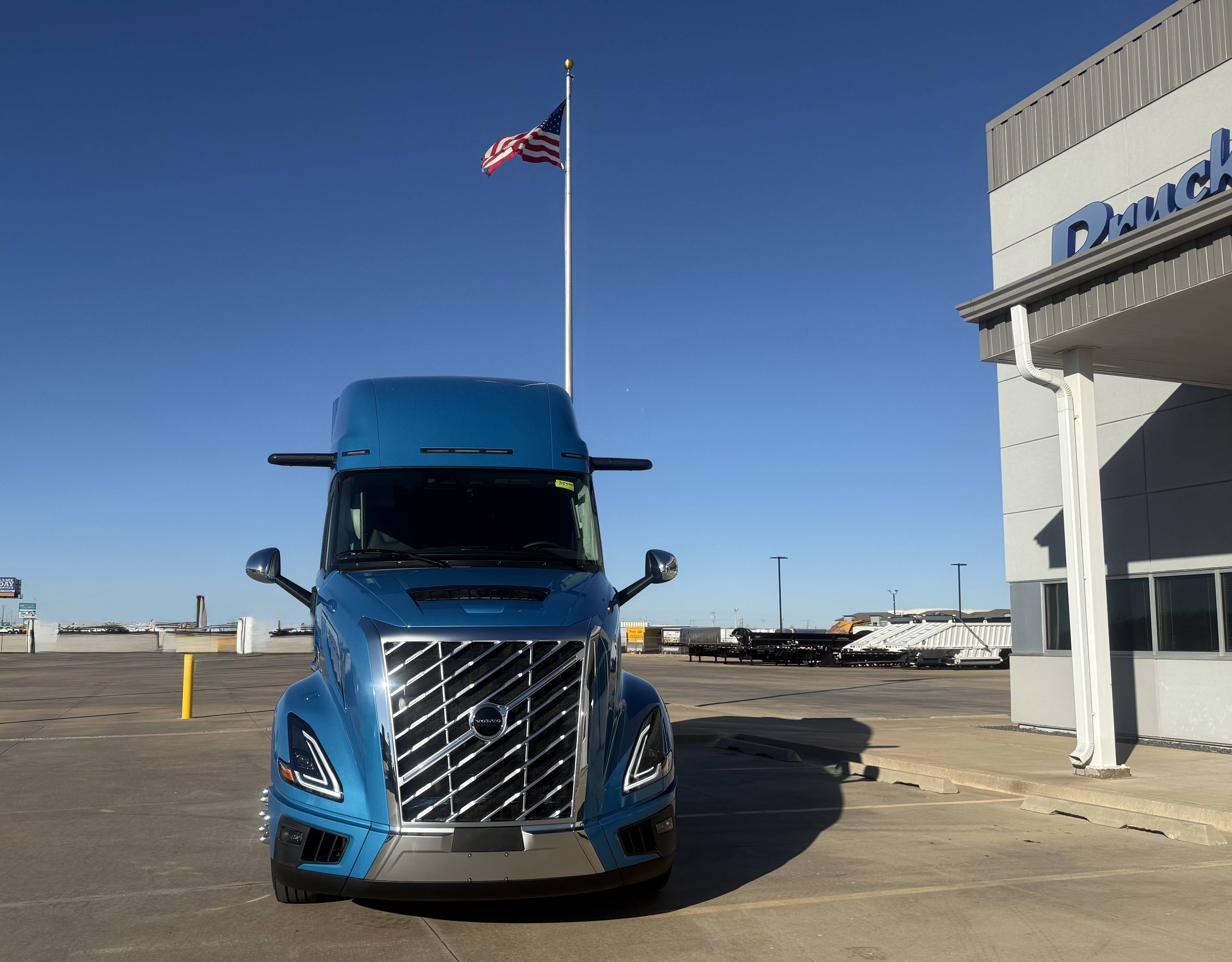 2026 Volvo - image 7