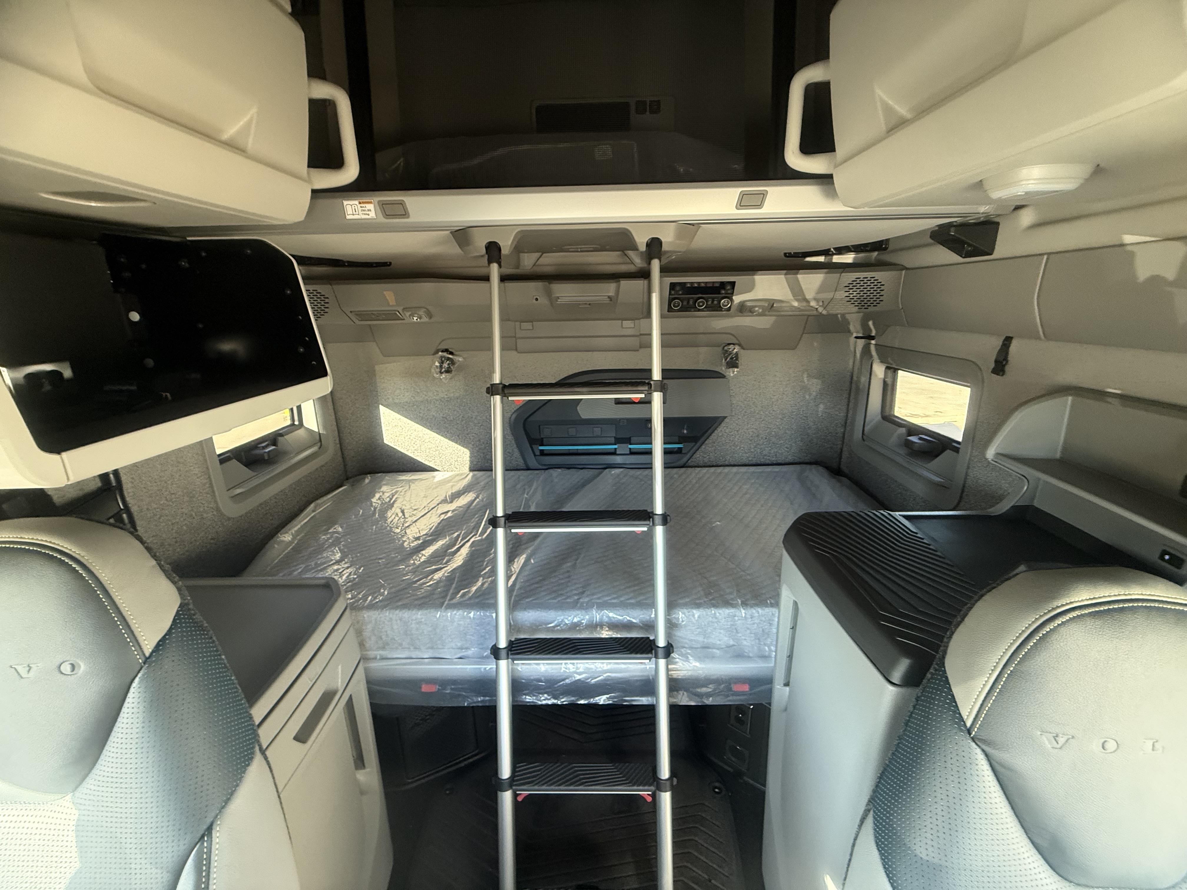 2026 Volvo - image 17