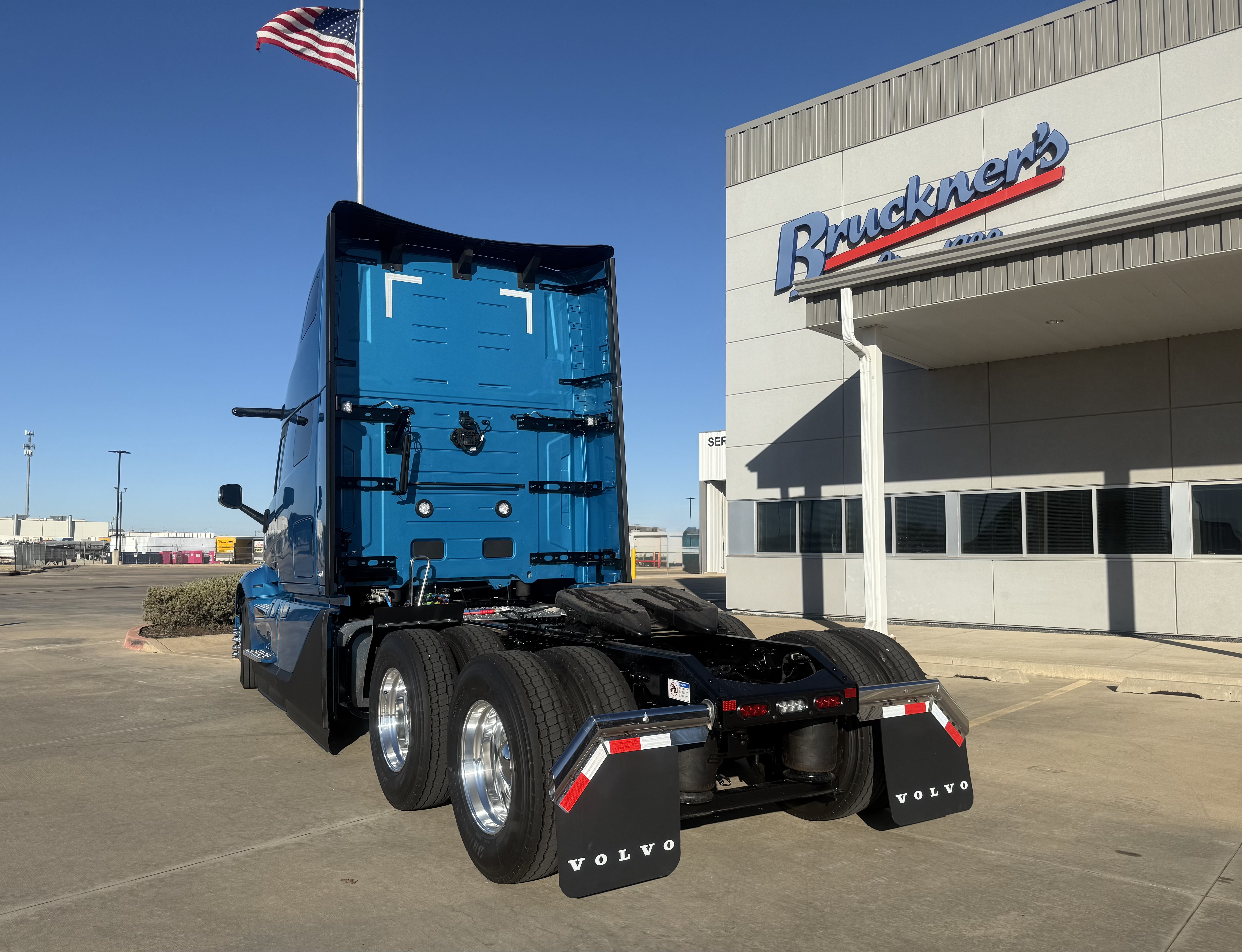 2026 Volvo - image 3