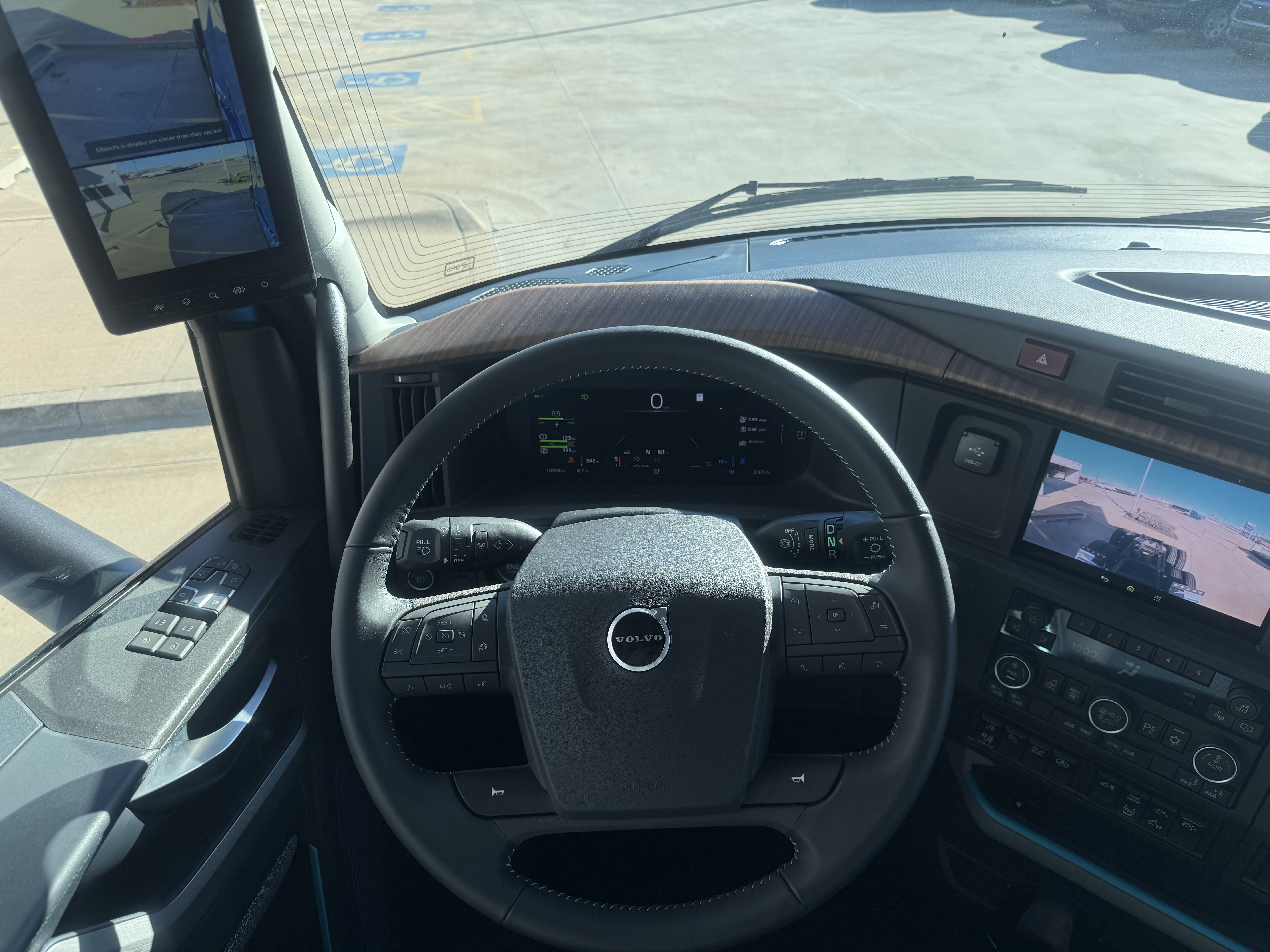 2026 Volvo - image 9