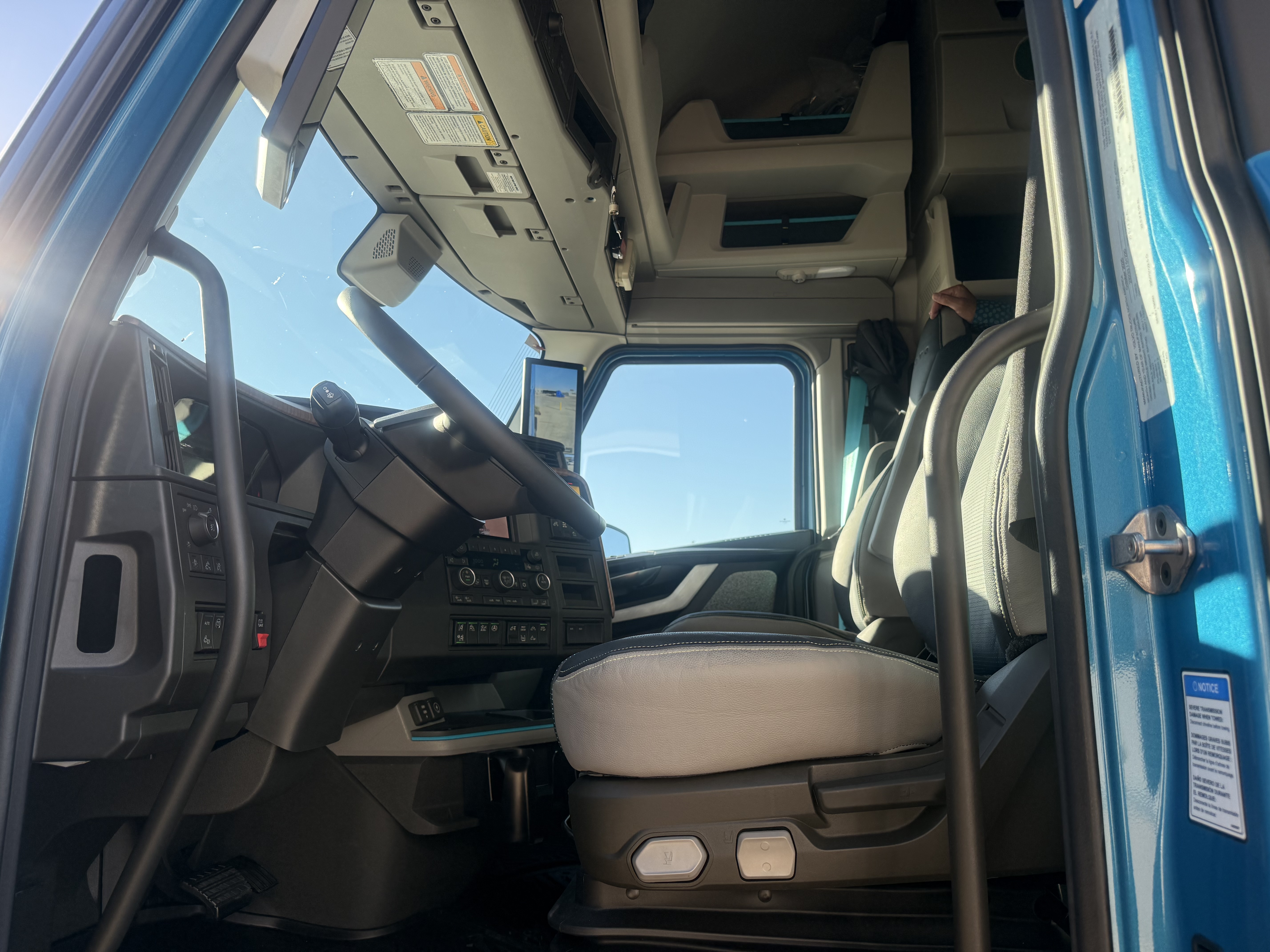 2026 Volvo - image 8