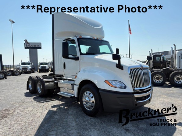 2021 International LT - image 2