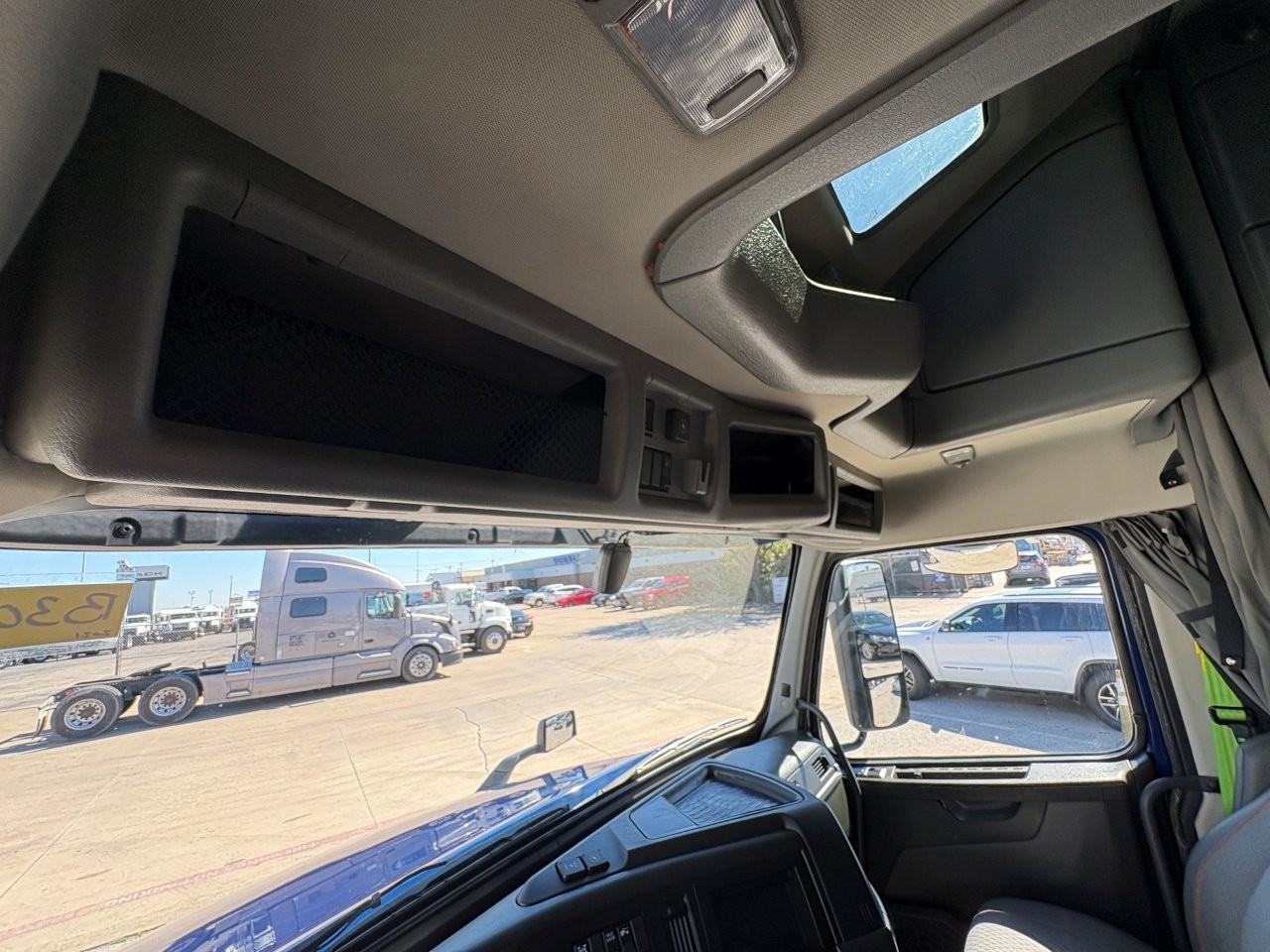 2021 Volvo - image 20