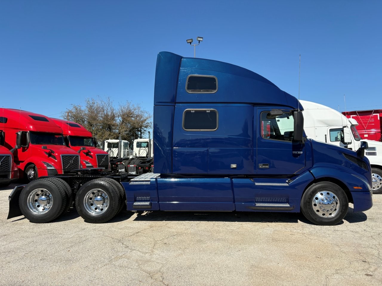 2021 Volvo - image 4