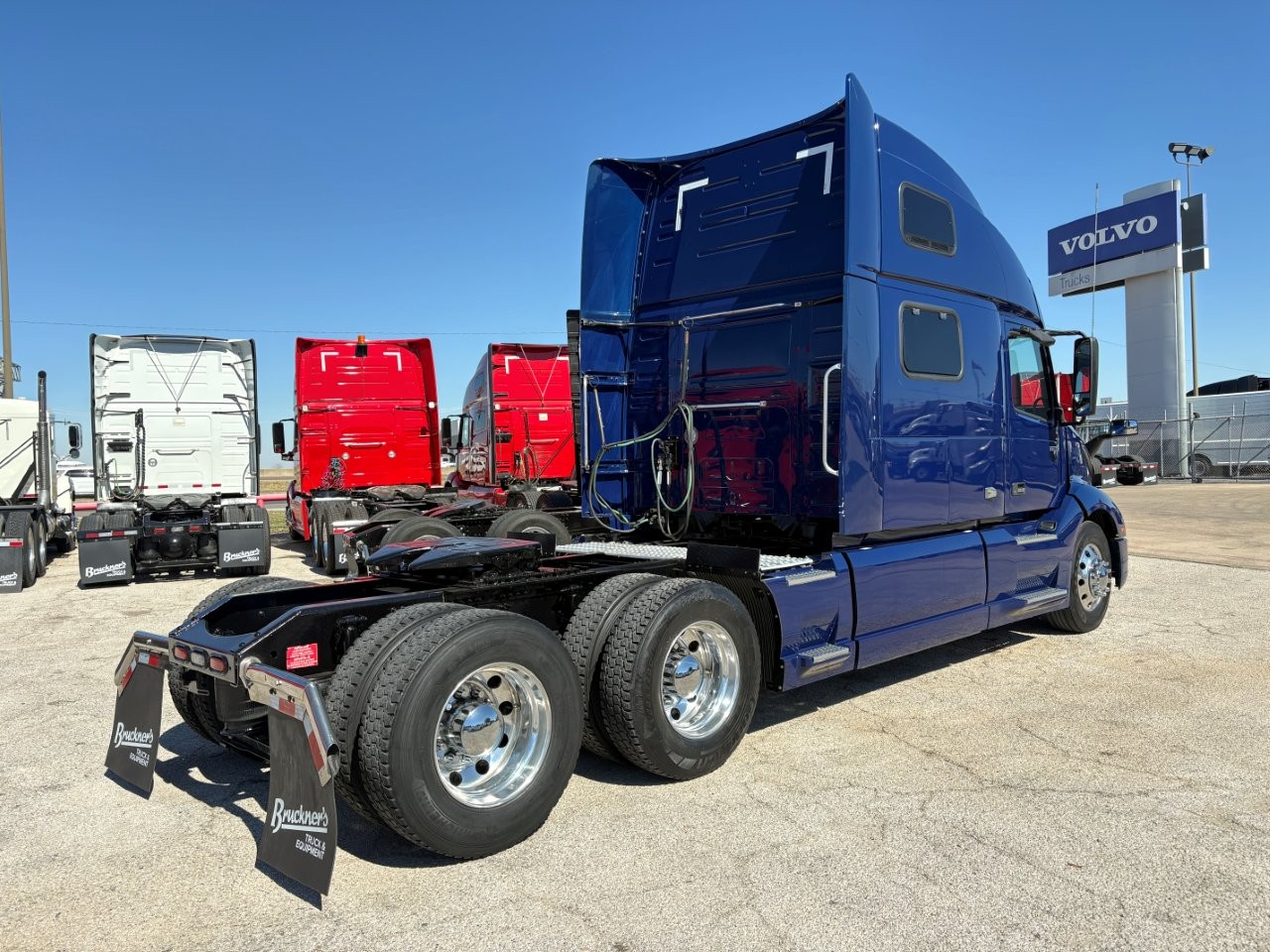 2021 Volvo - image 5