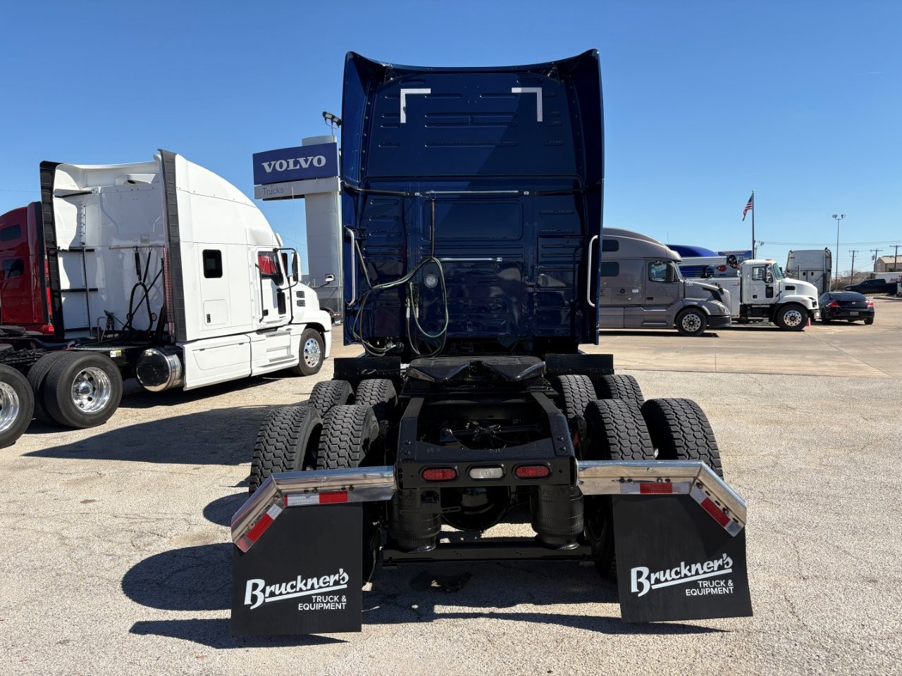 2021 Volvo - image 6